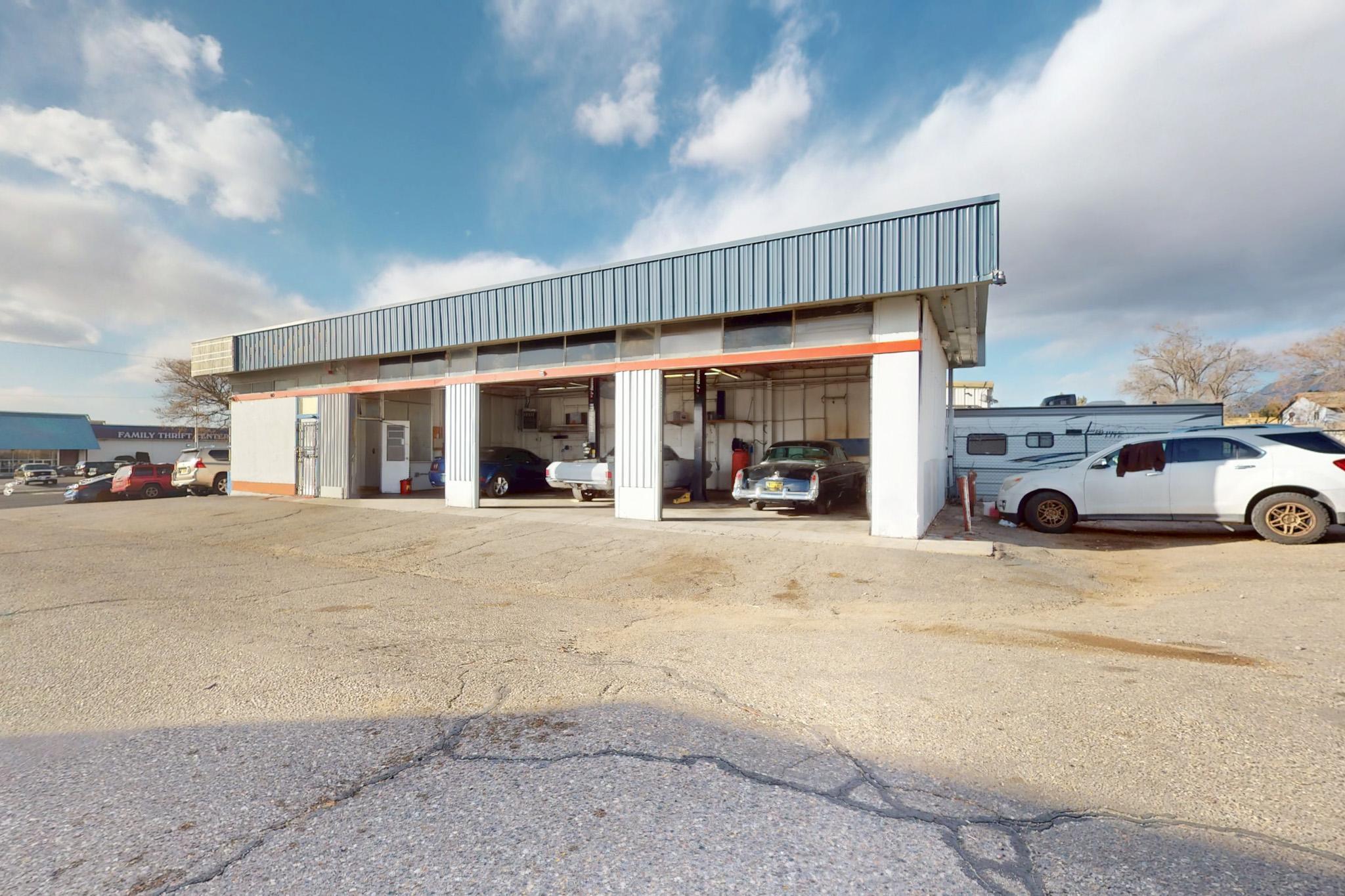 1220 JUAN TABO Boulevard NE