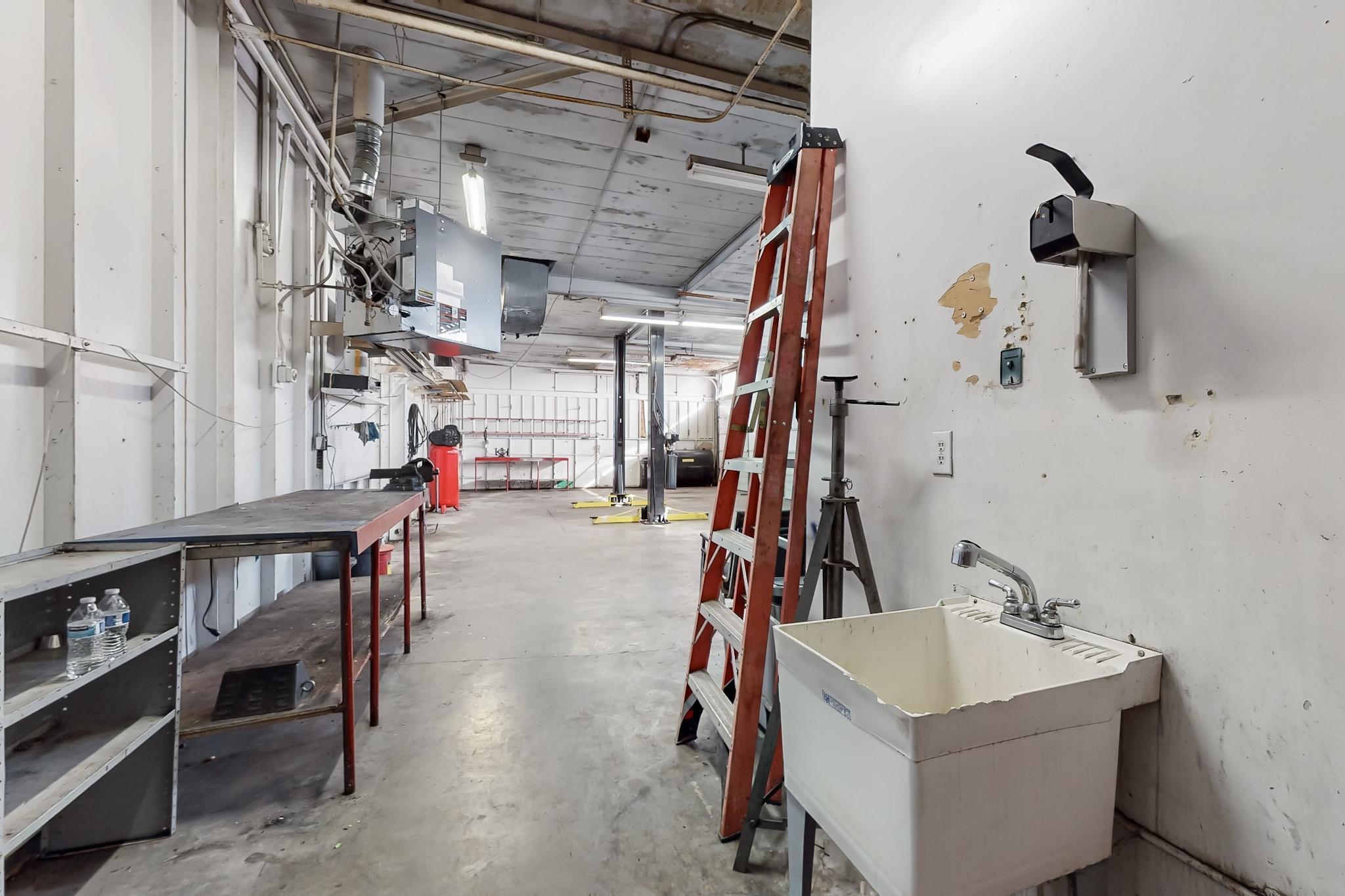 1220 JUAN TABO Boulevard NE