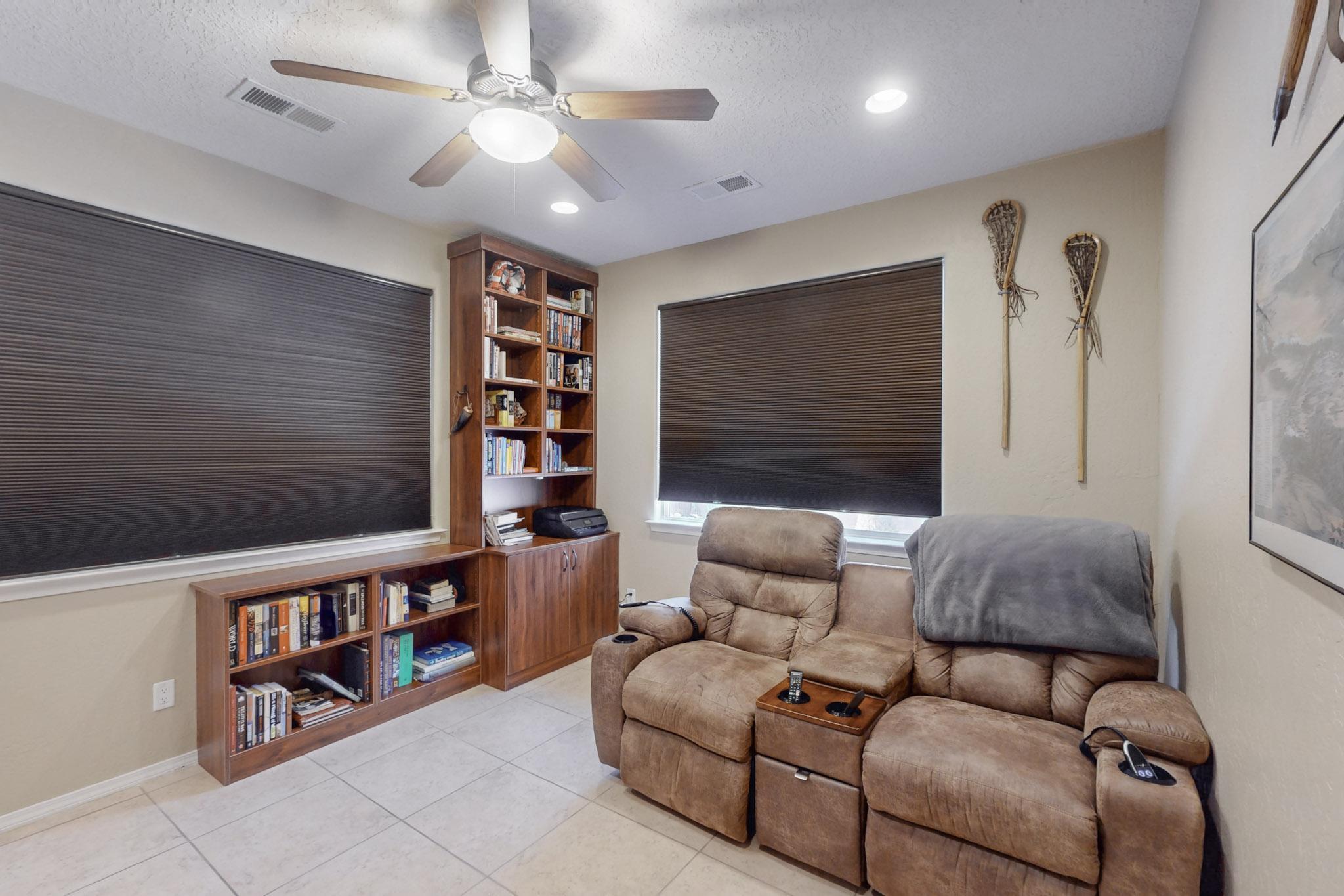 905 PRAIRIE ZINNIA Drive NE