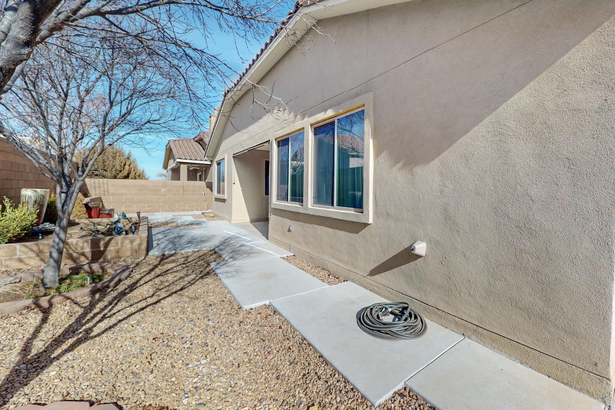 905 PRAIRIE ZINNIA Drive NE