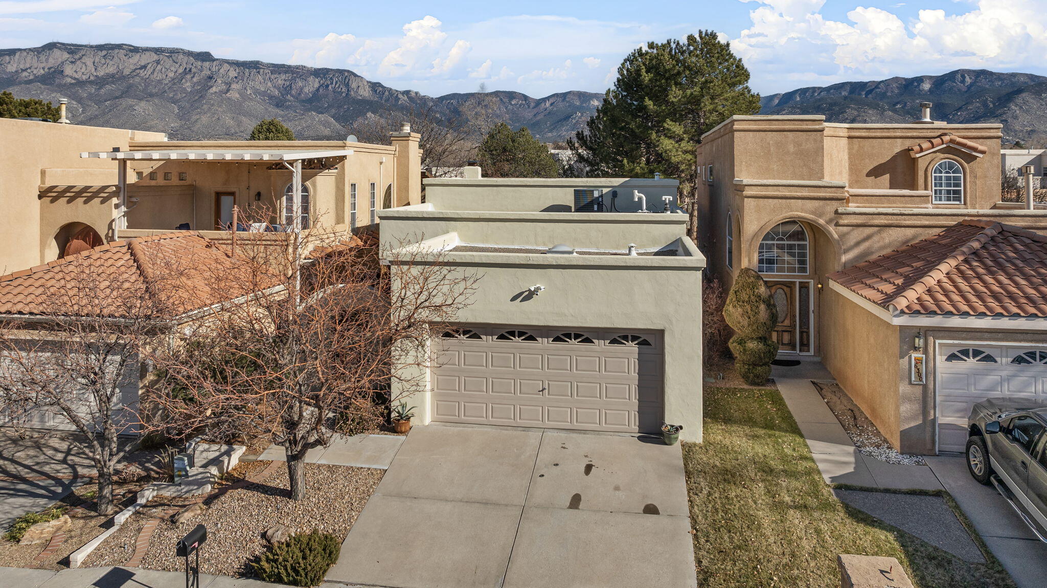 6304 CANTERBURY NE