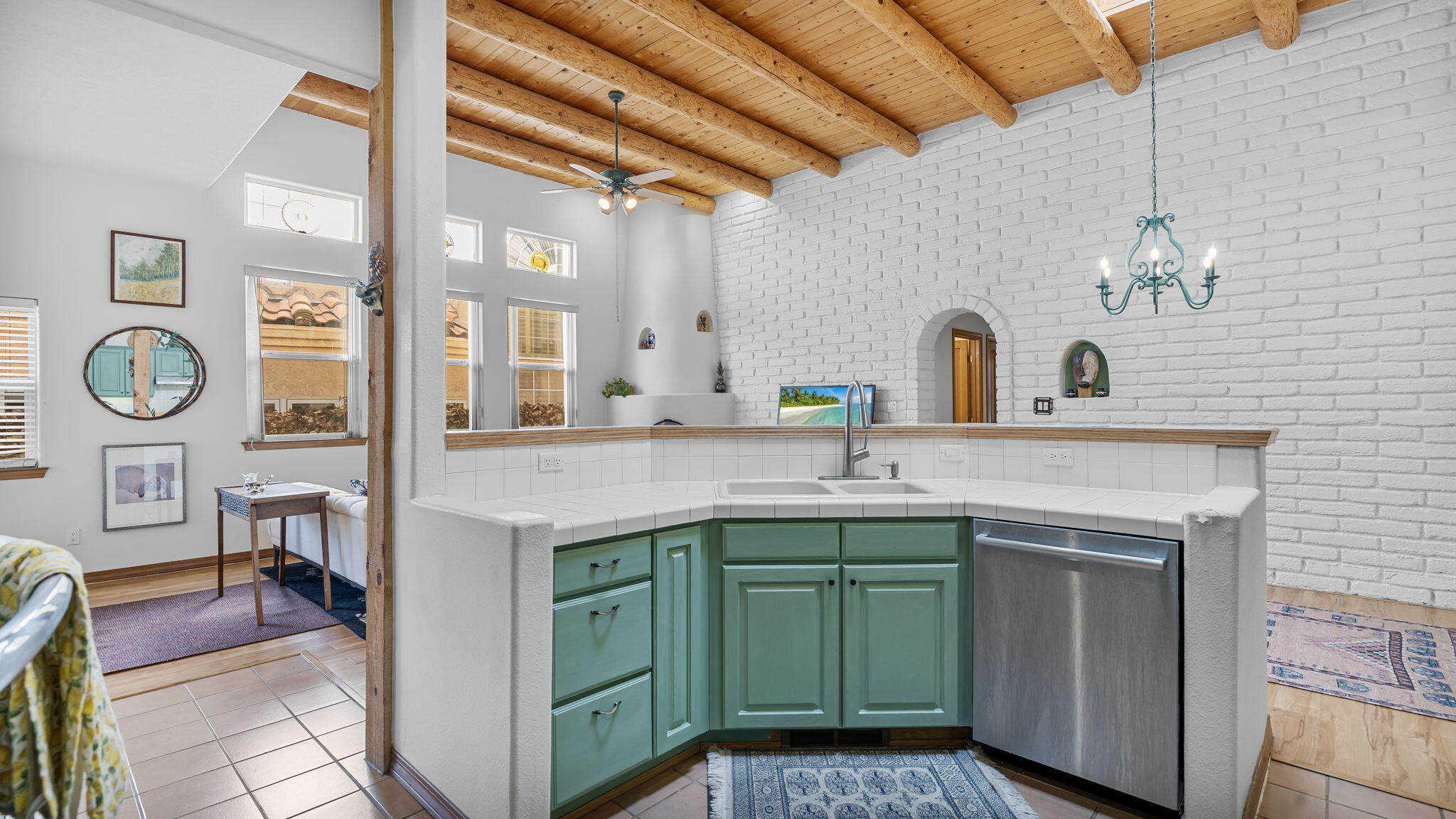 6304 CANTERBURY NE