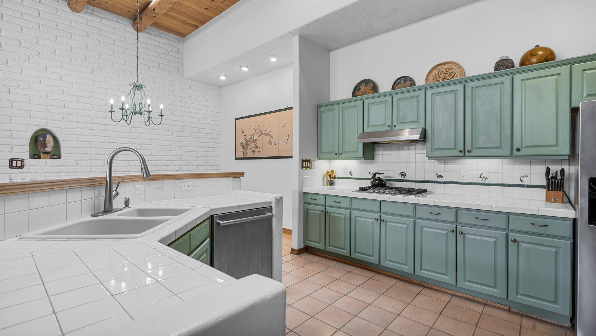 6304 CANTERBURY NE