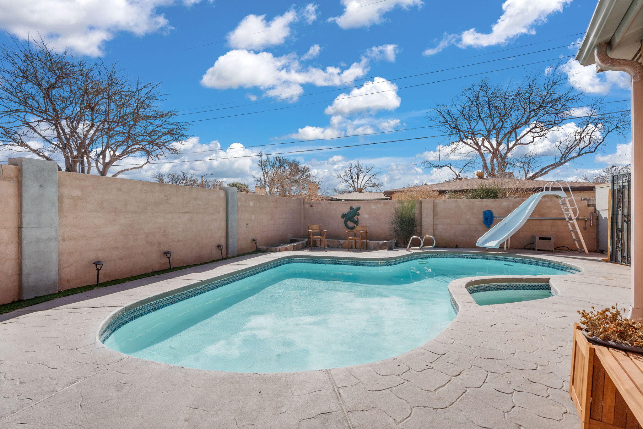 9812 MCKNIGHT Avenue NE