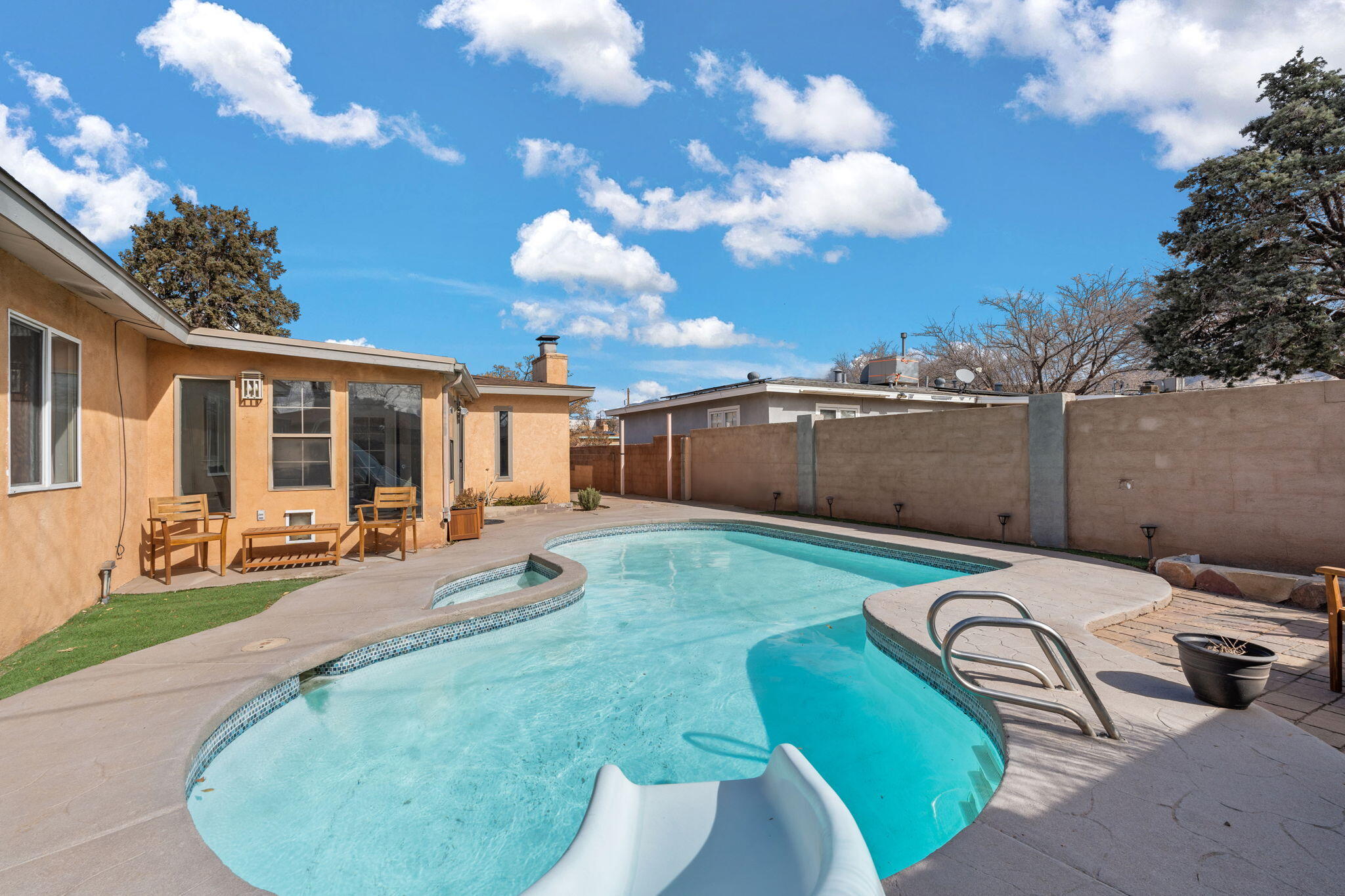 9812 MCKNIGHT Avenue NE