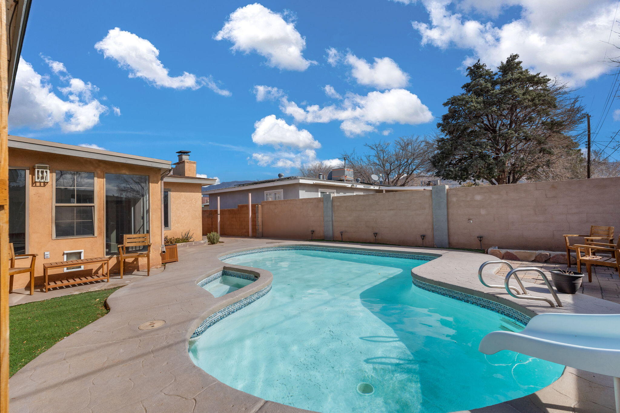 9812 MCKNIGHT Avenue NE