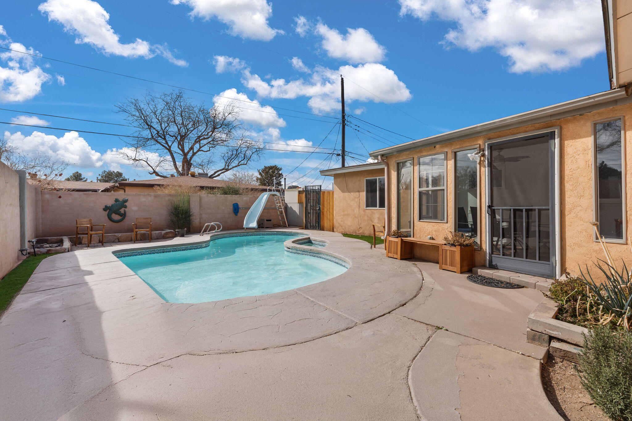 9812 MCKNIGHT Avenue NE