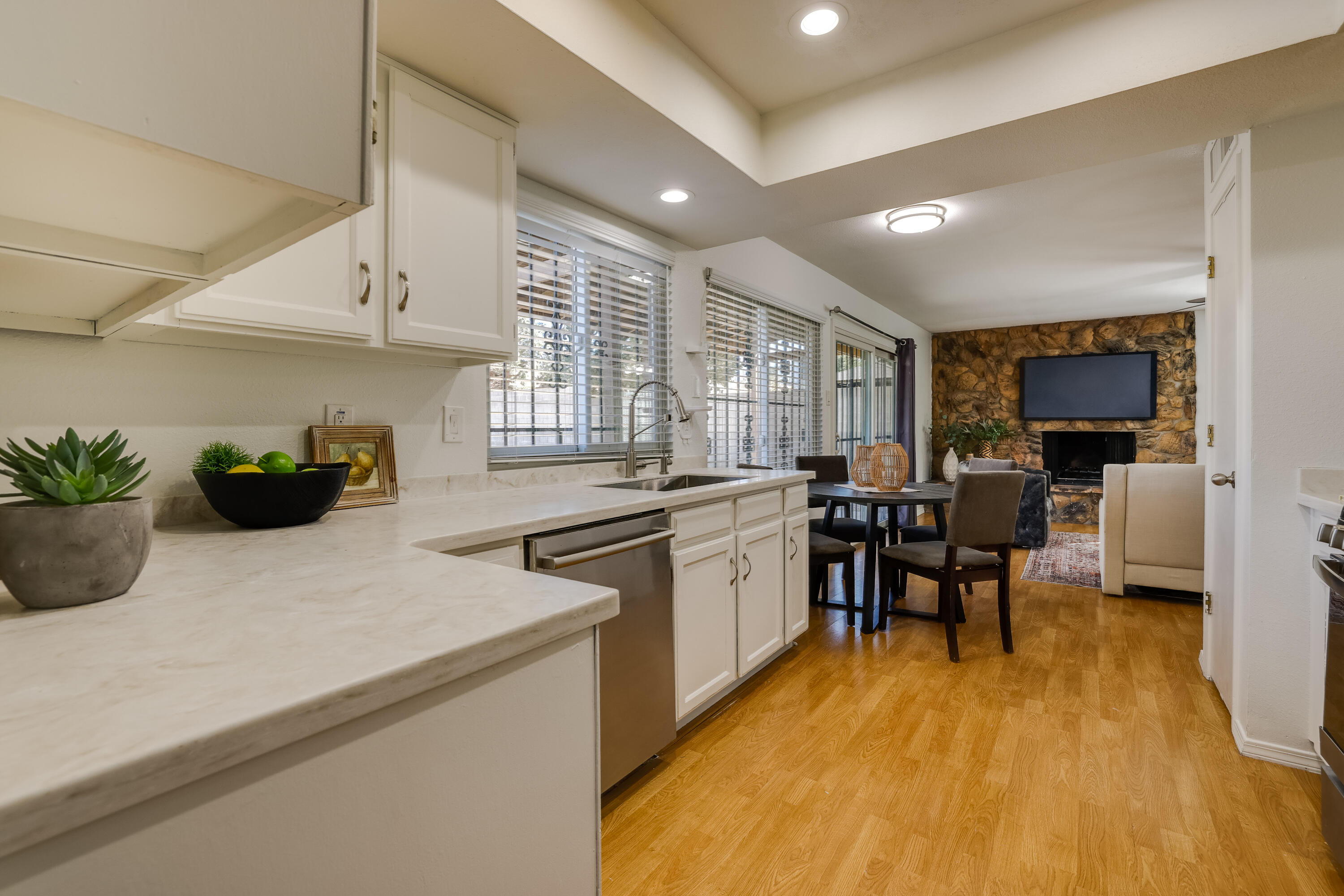 9605 LA PLAYA Street NE