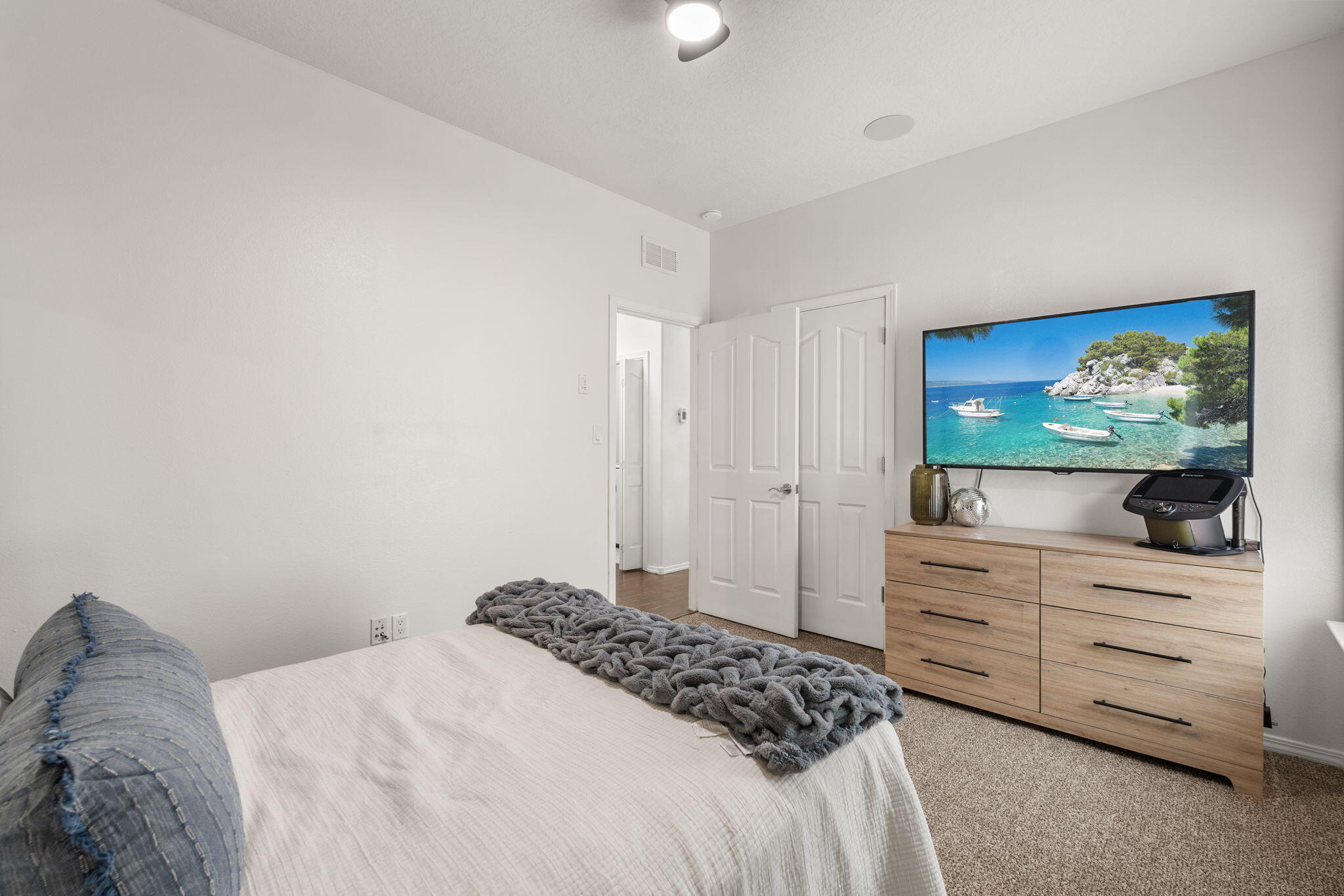 5872 ERMEMIN Avenue NW