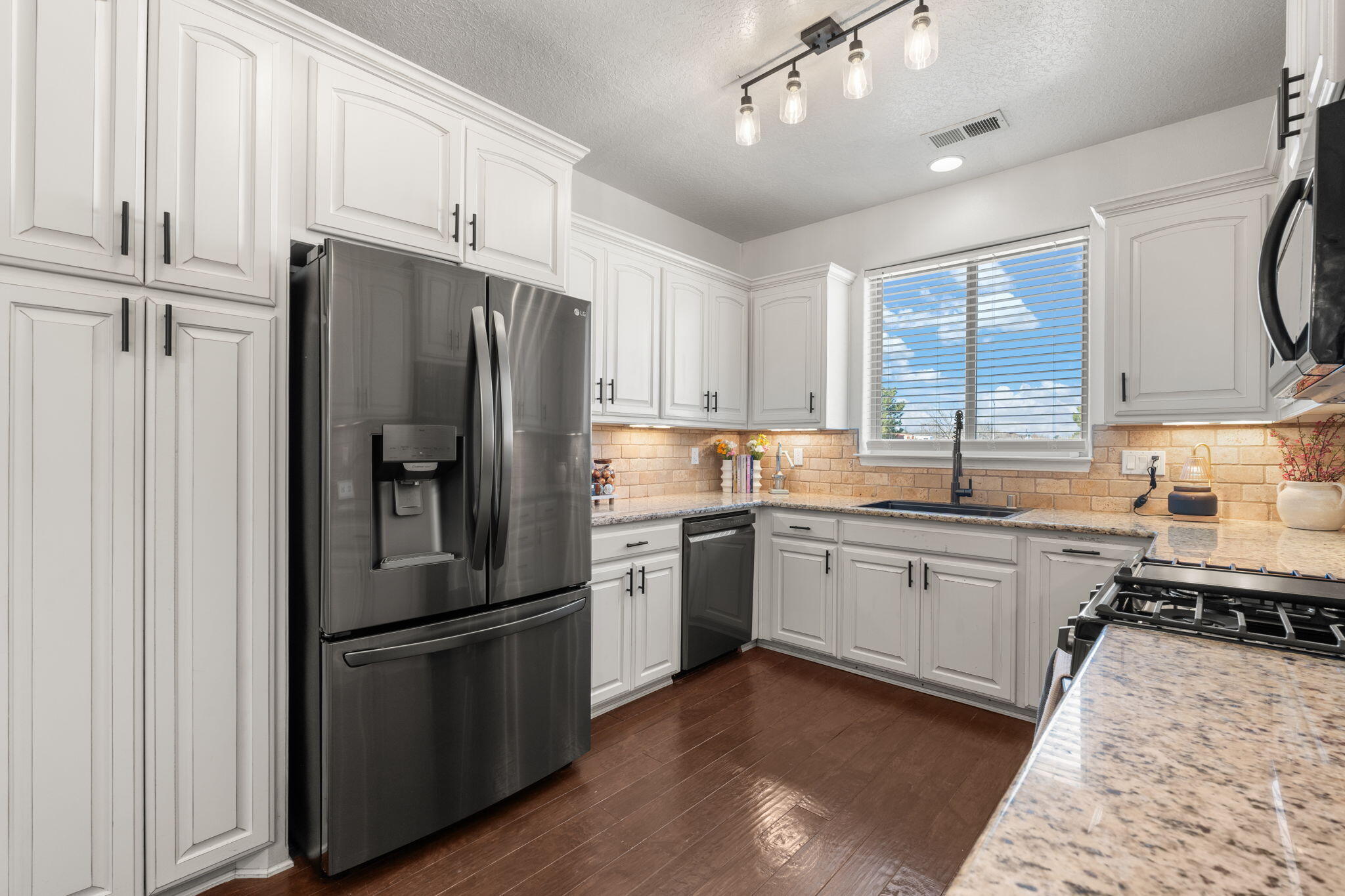 5872 ERMEMIN Avenue NW