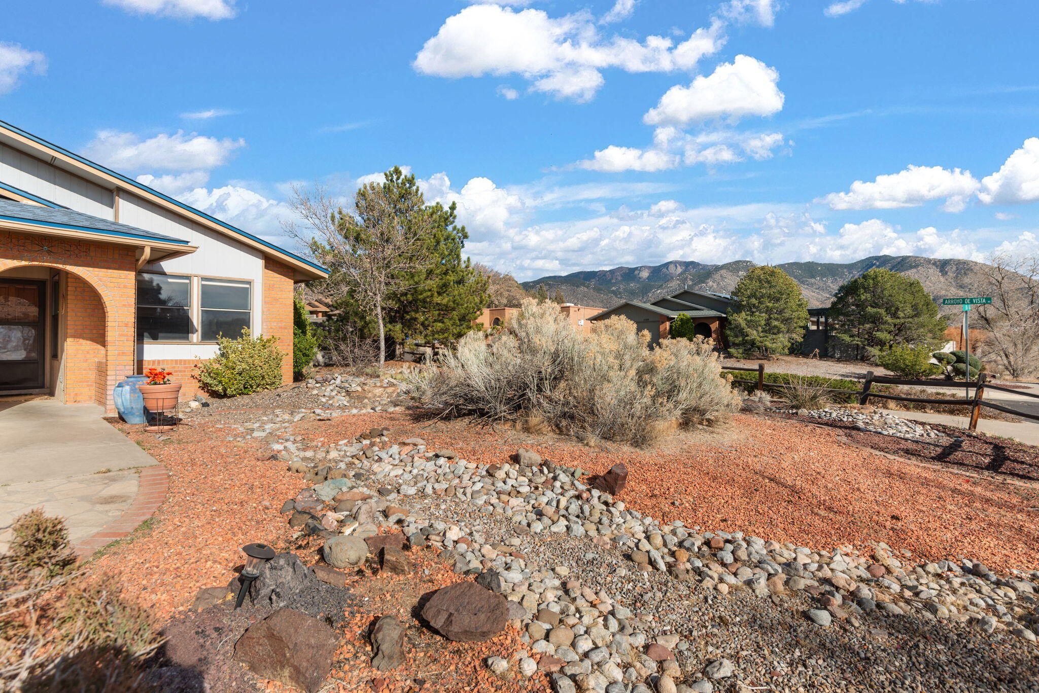 5200 VISTA BONITA NE