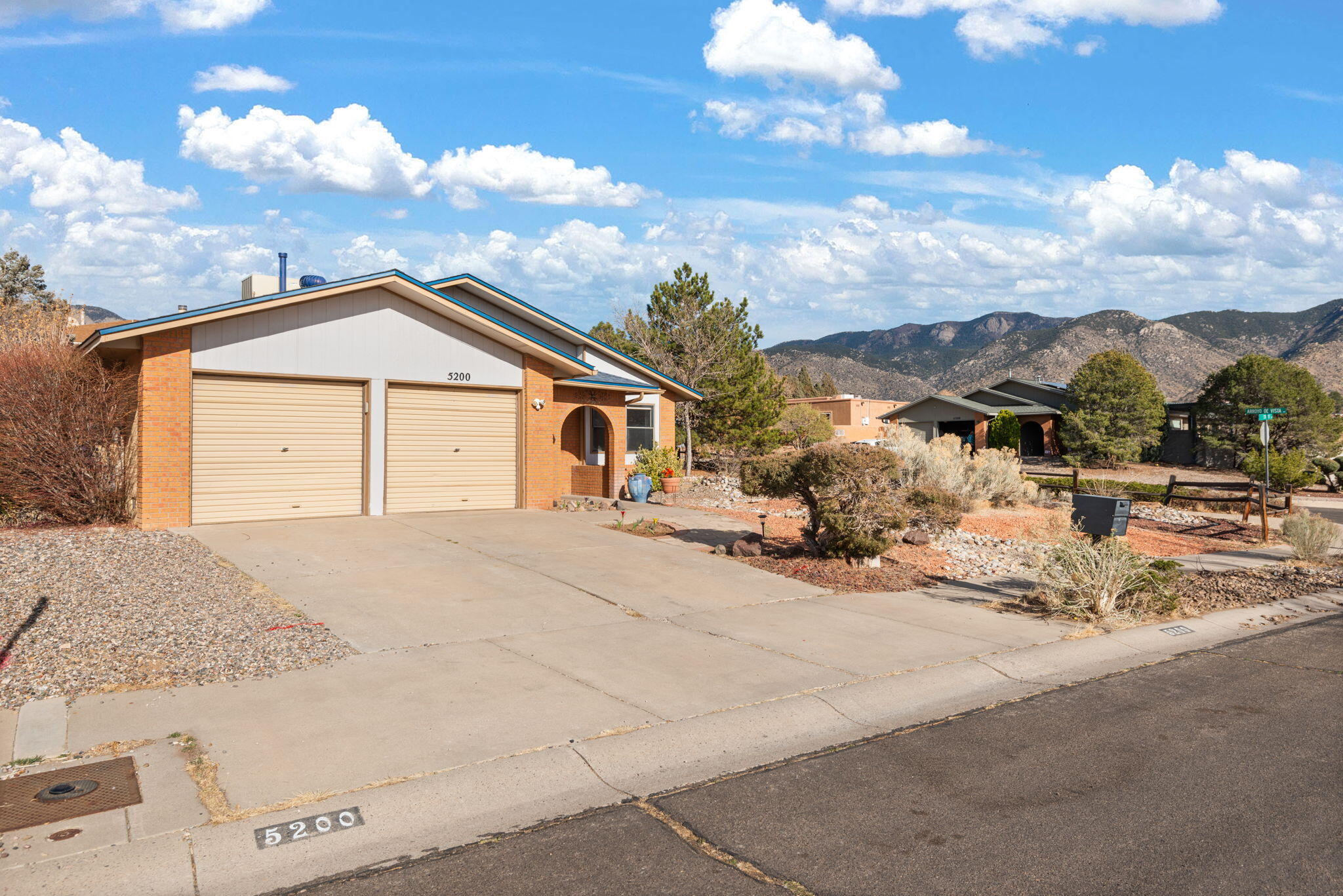 5200 VISTA BONITA NE