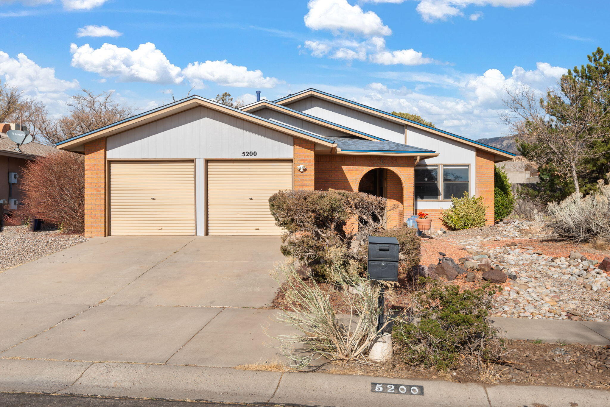 5200 VISTA BONITA NE