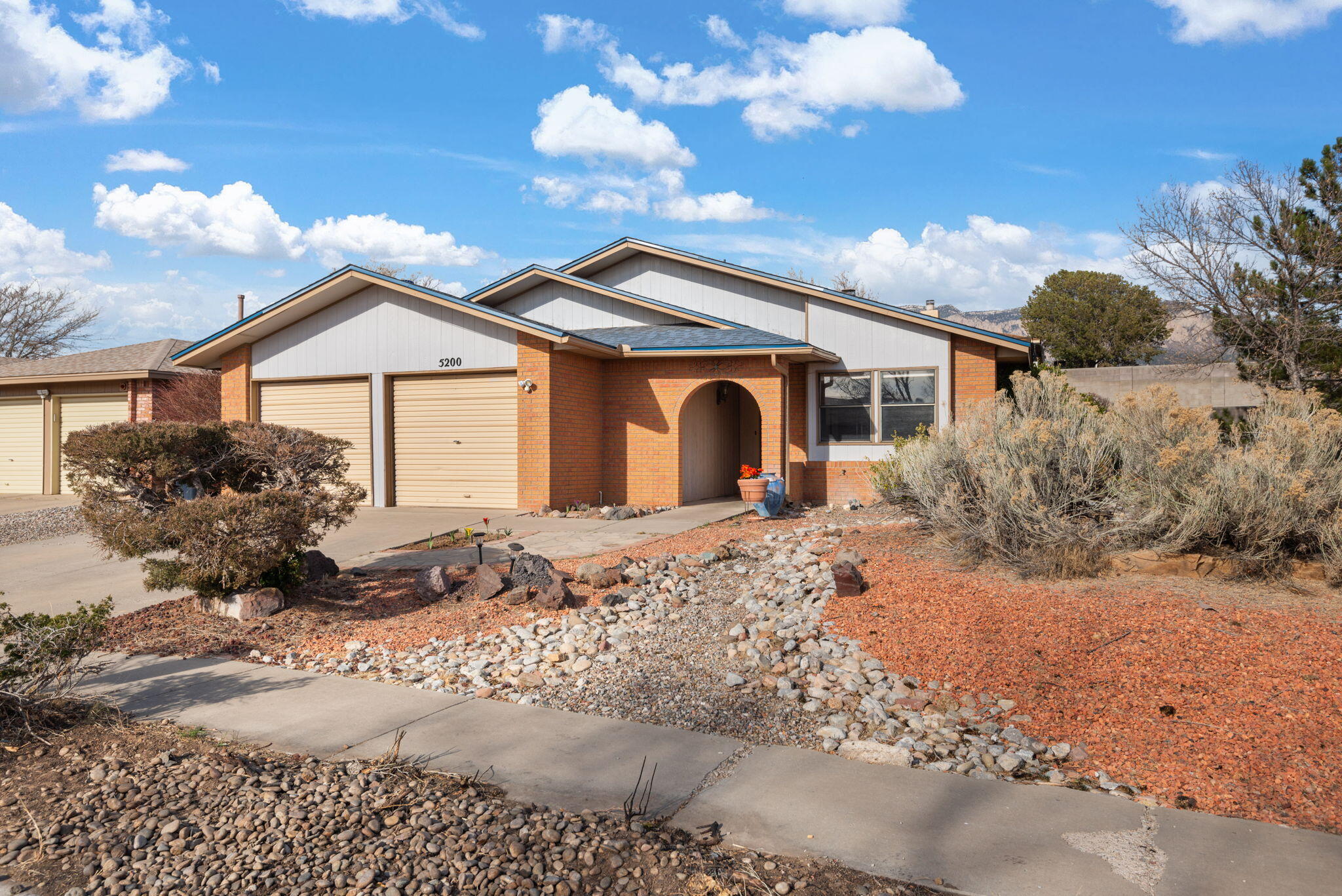 5200 VISTA BONITA NE
