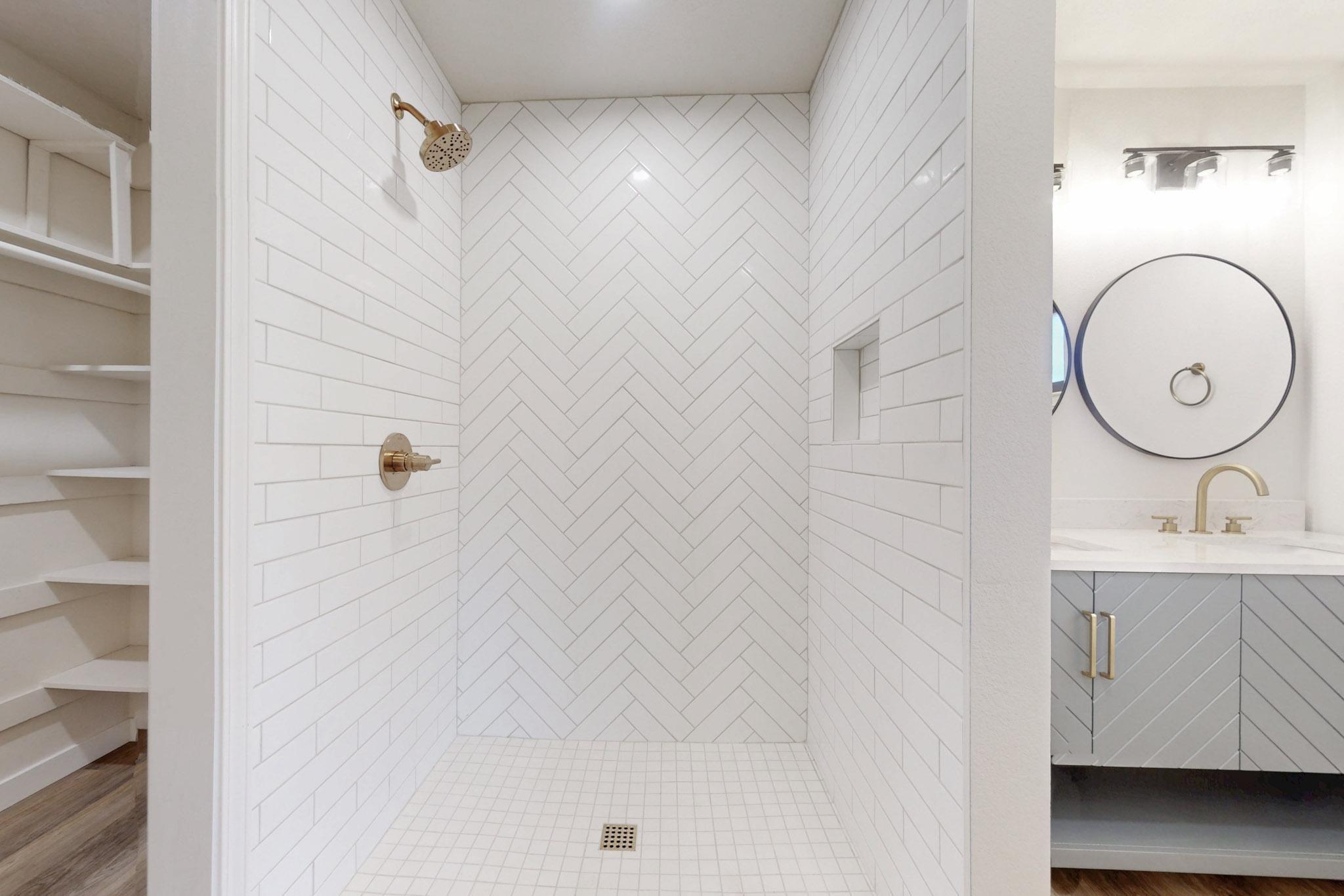 7105 HILDEGARDE Drive NE