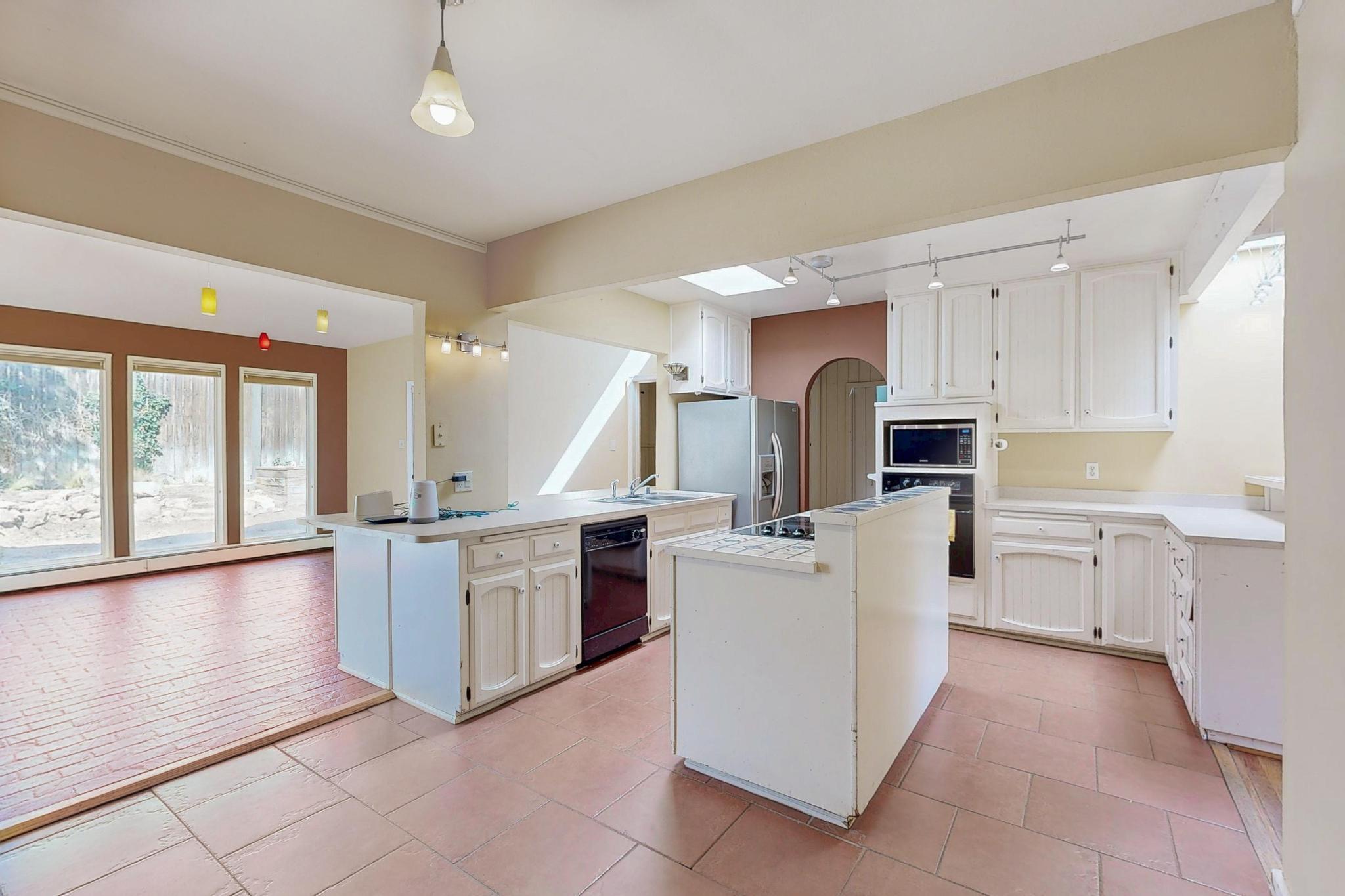 713 WELLESLEY Drive NE