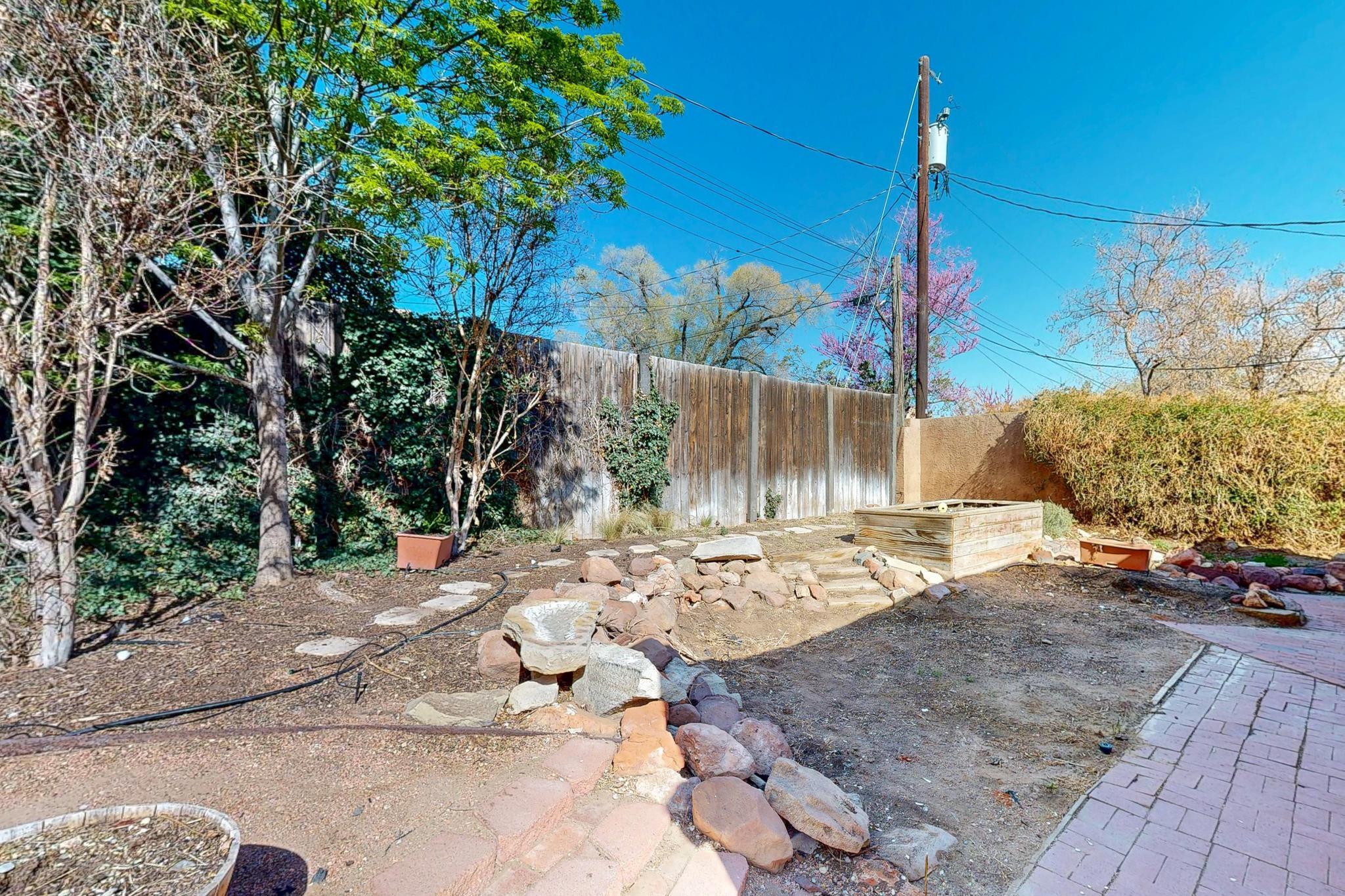 713 WELLESLEY Drive NE