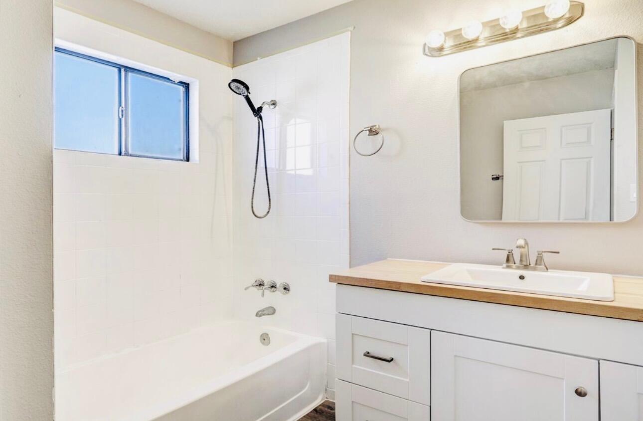 4584 PLATINUM Drive NE