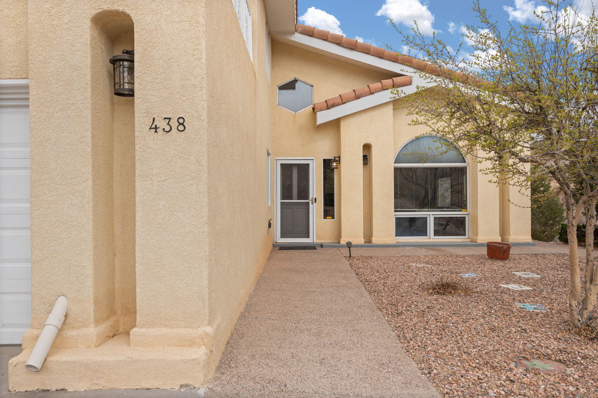 438 Poinsettia Place SE