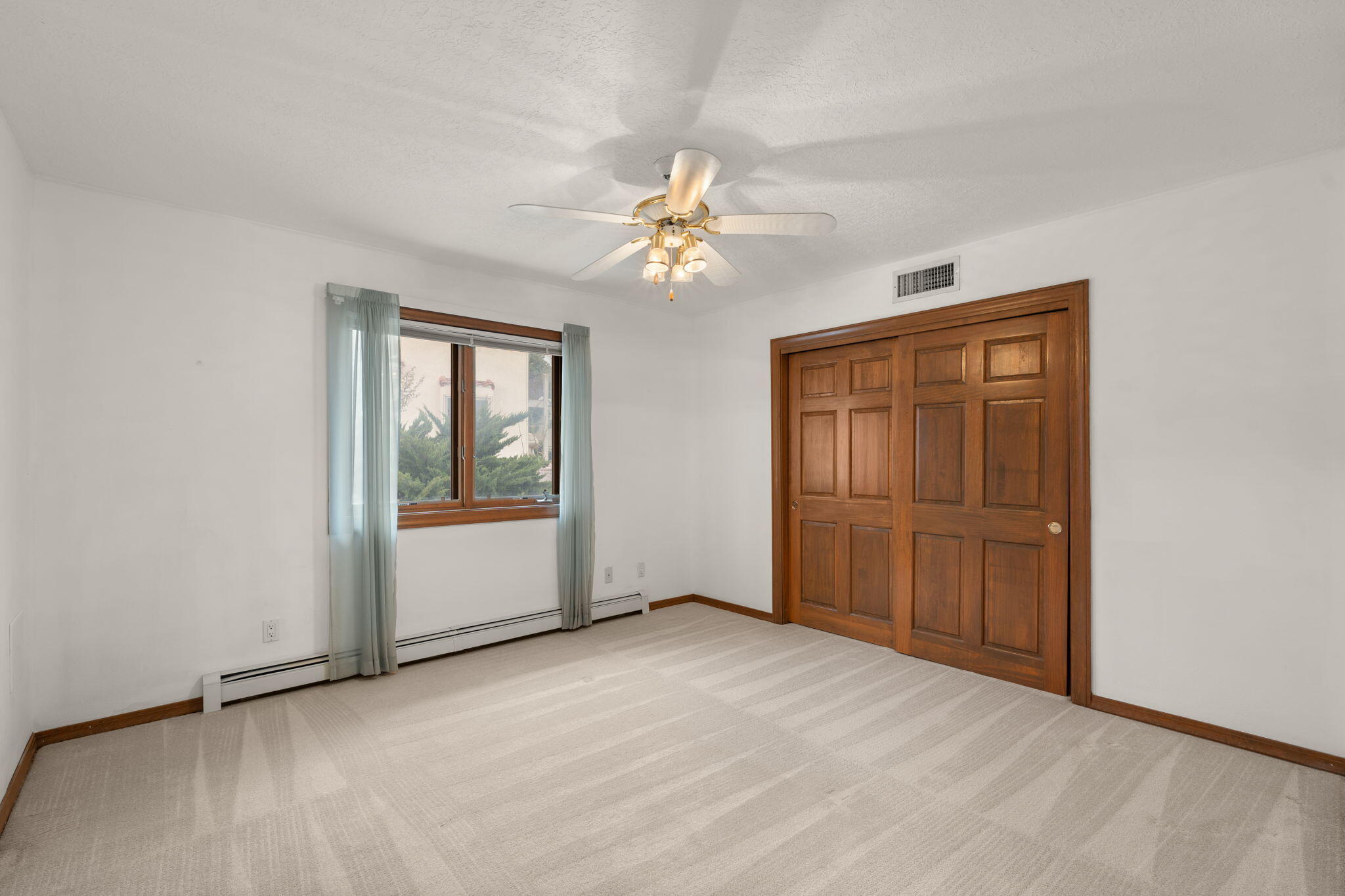 438 Poinsettia Place SE