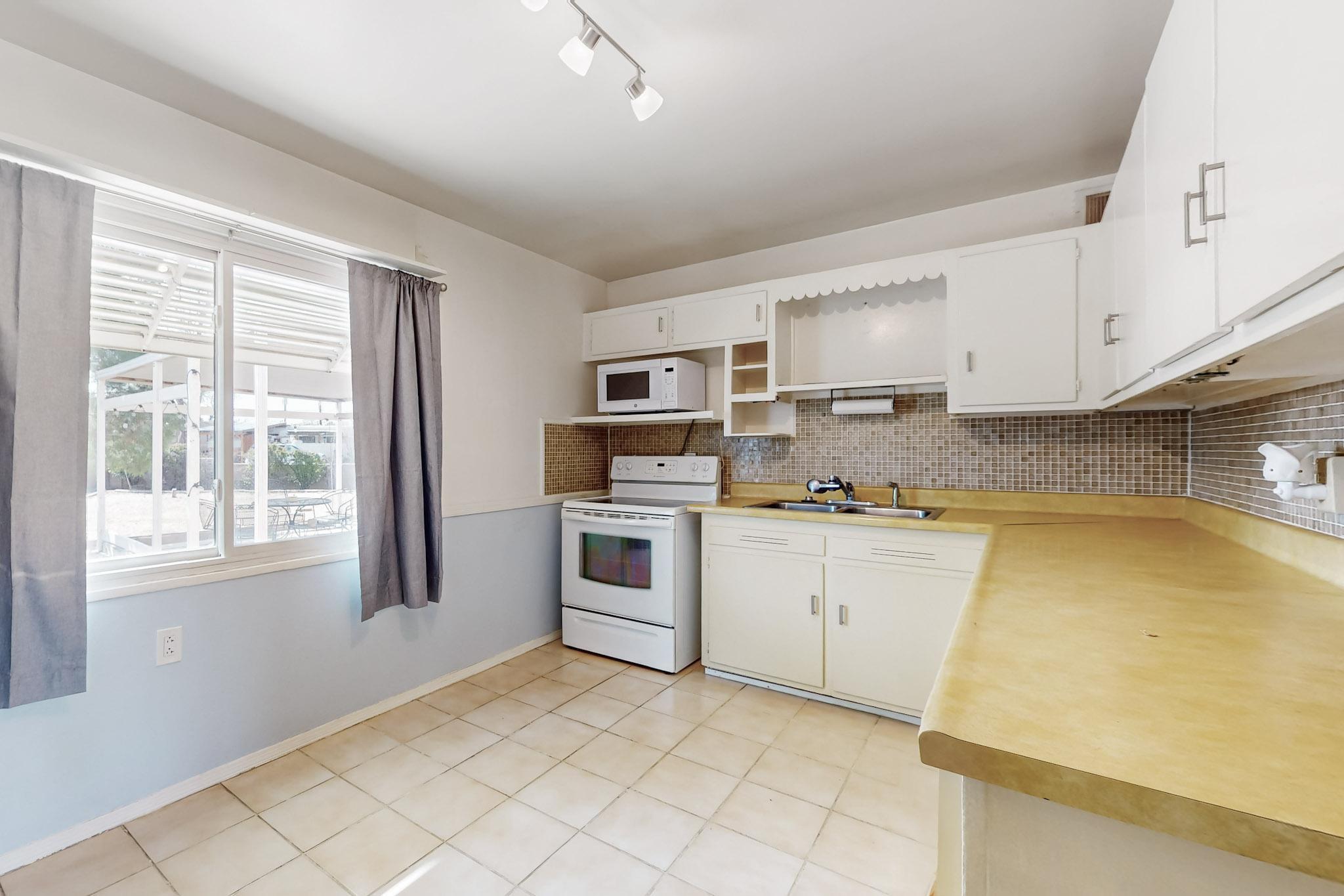 2400 ELIZABETH Street NE