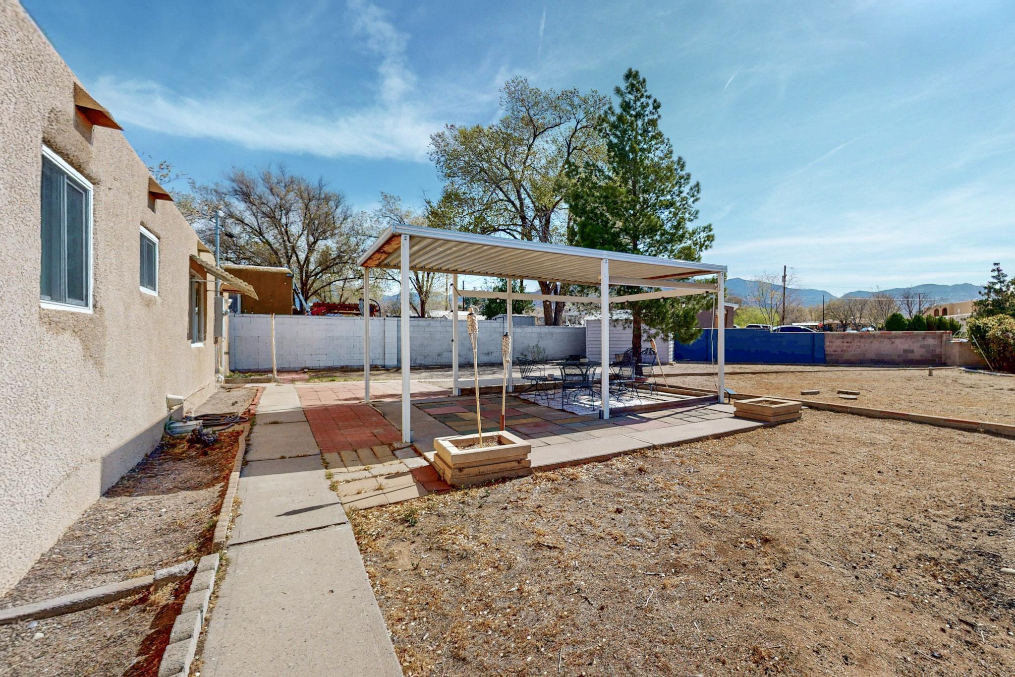 2400 ELIZABETH Street NE