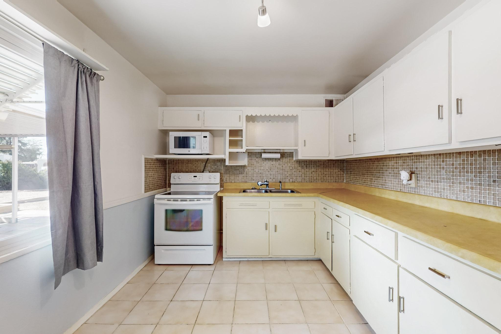 2400 ELIZABETH Street NE