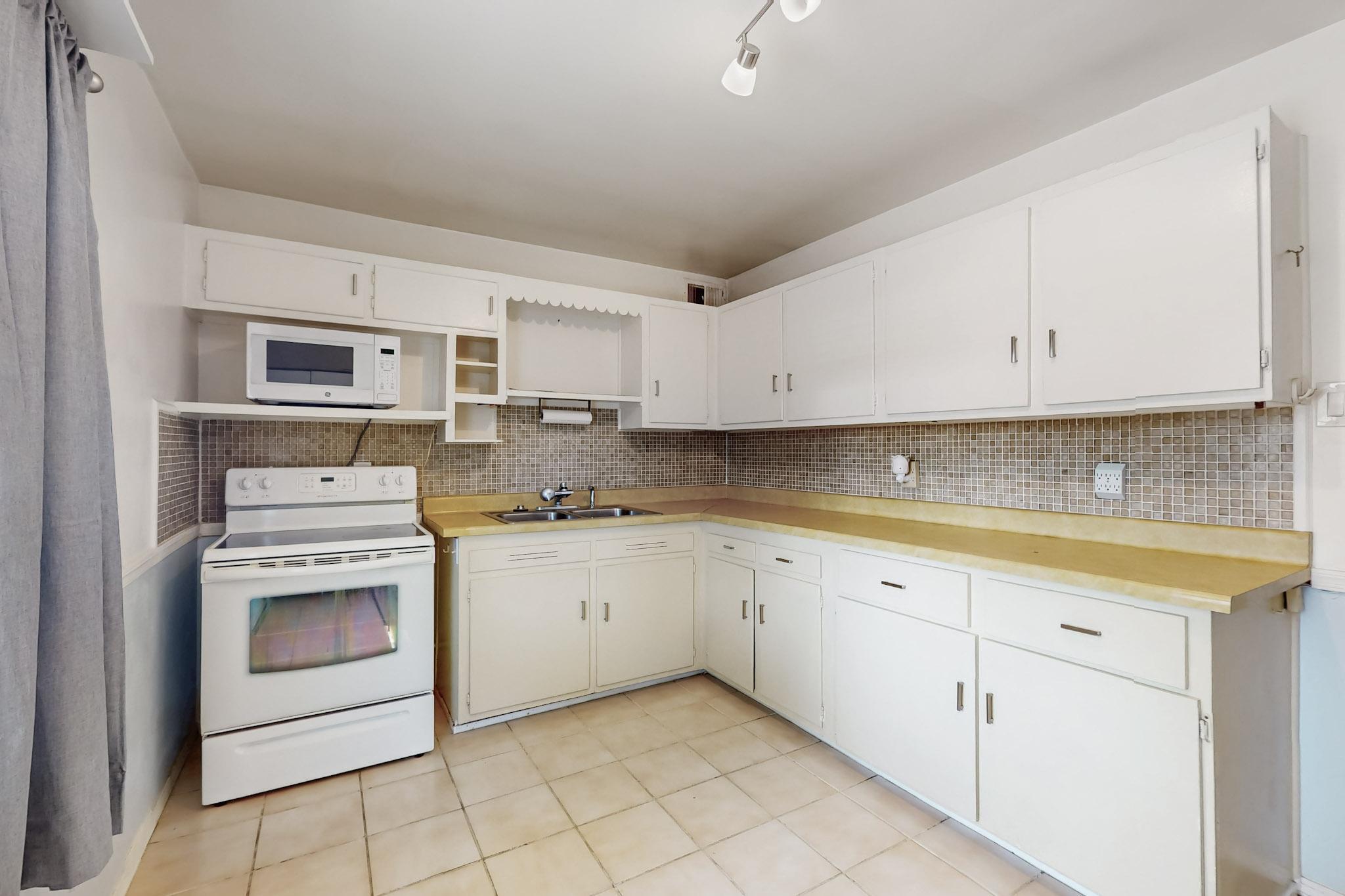 2400 ELIZABETH Street NE