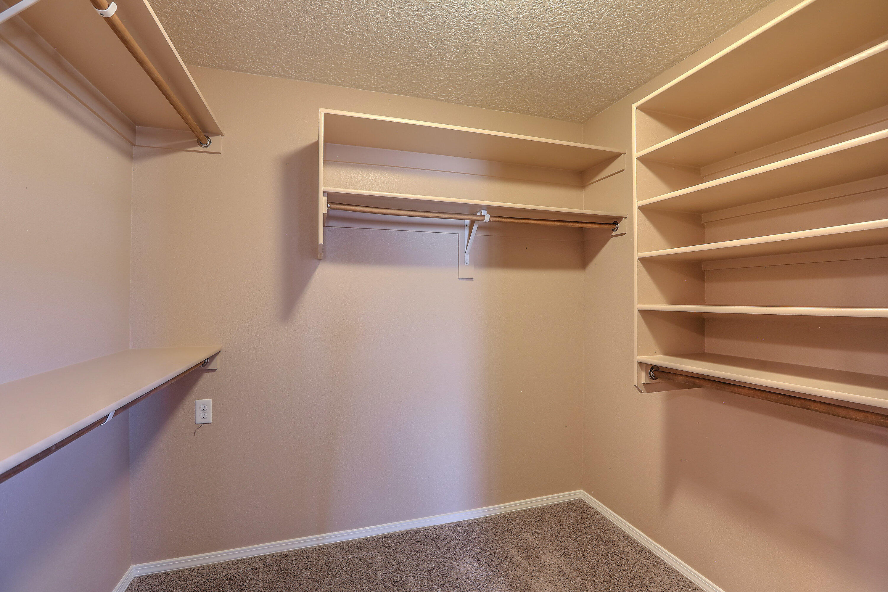 2039 MAYWOOD Drive SE