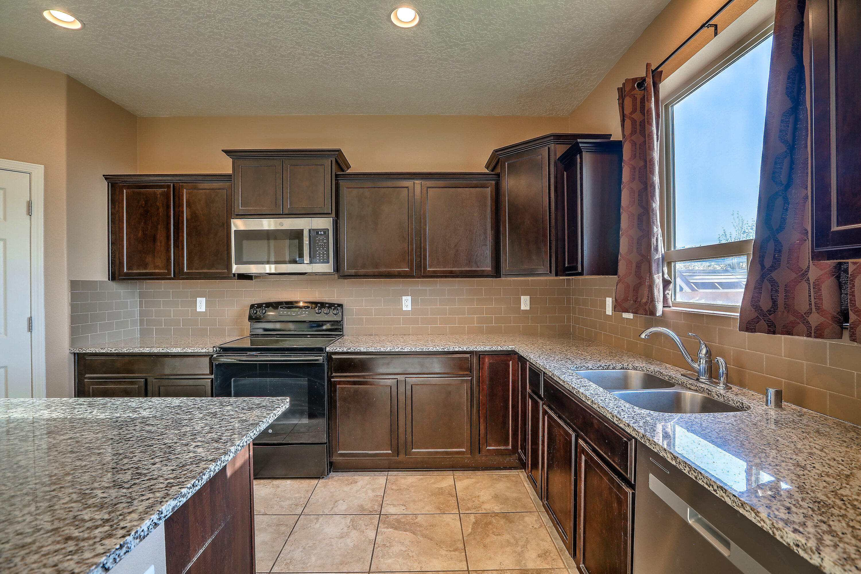 2039 MAYWOOD Drive SE