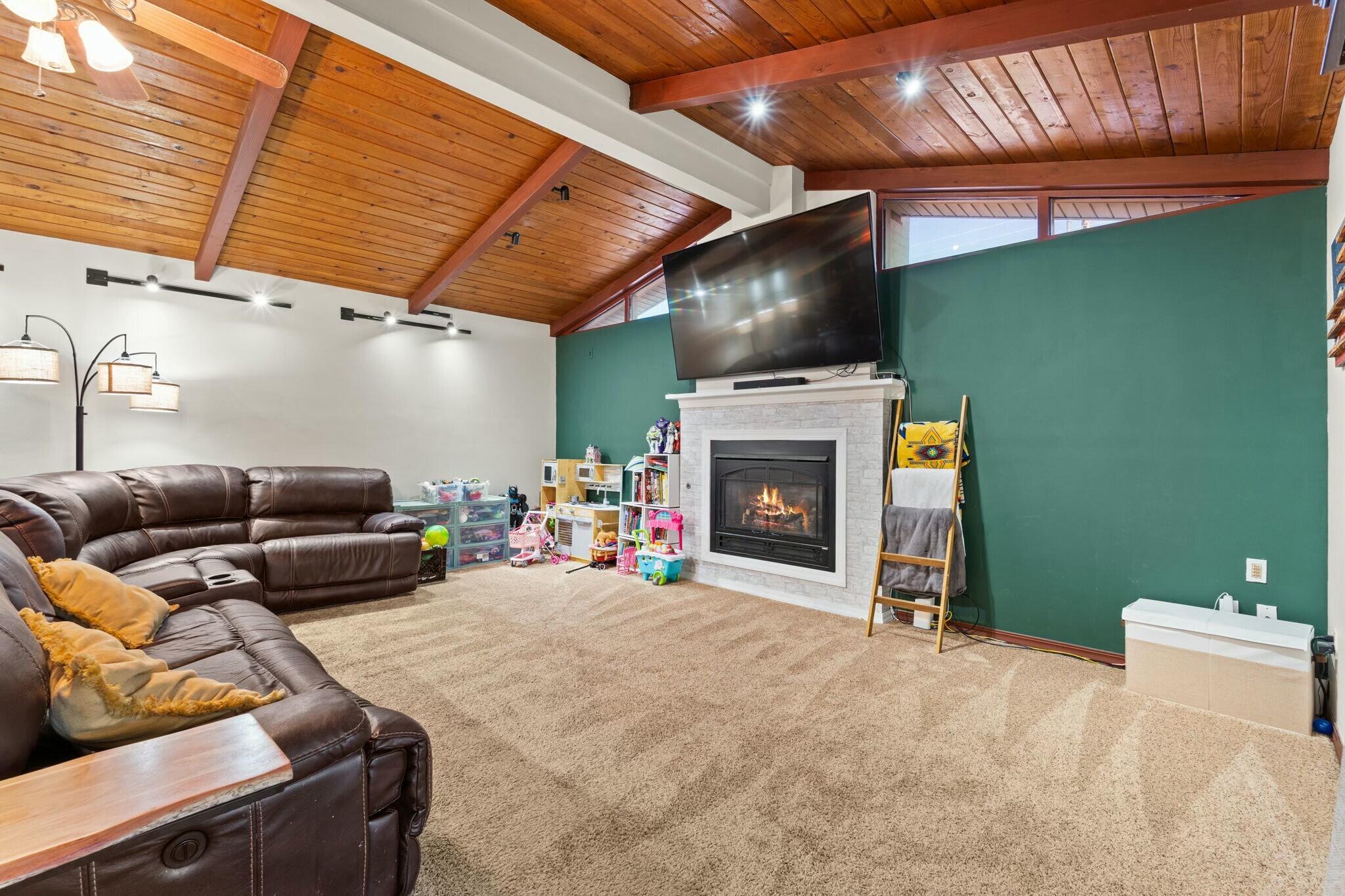 1212 KENTUCKY Street NE