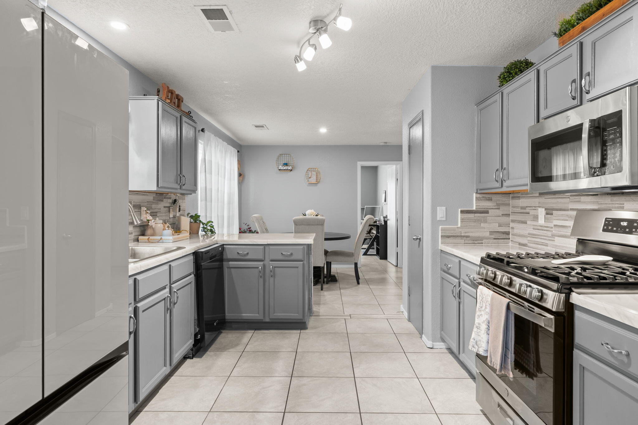 1018 DESERT SUNFLOWER Drive NE