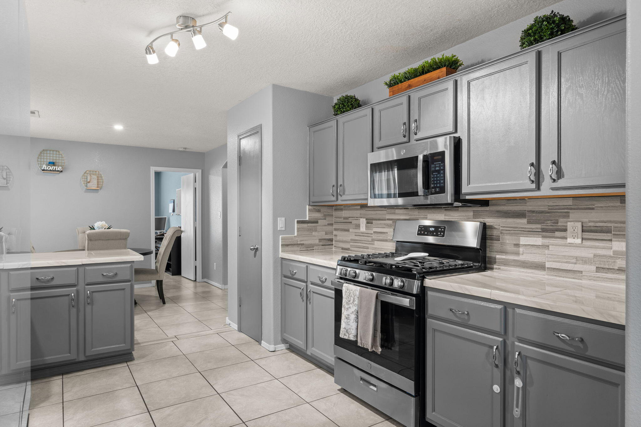 1018 DESERT SUNFLOWER Drive NE