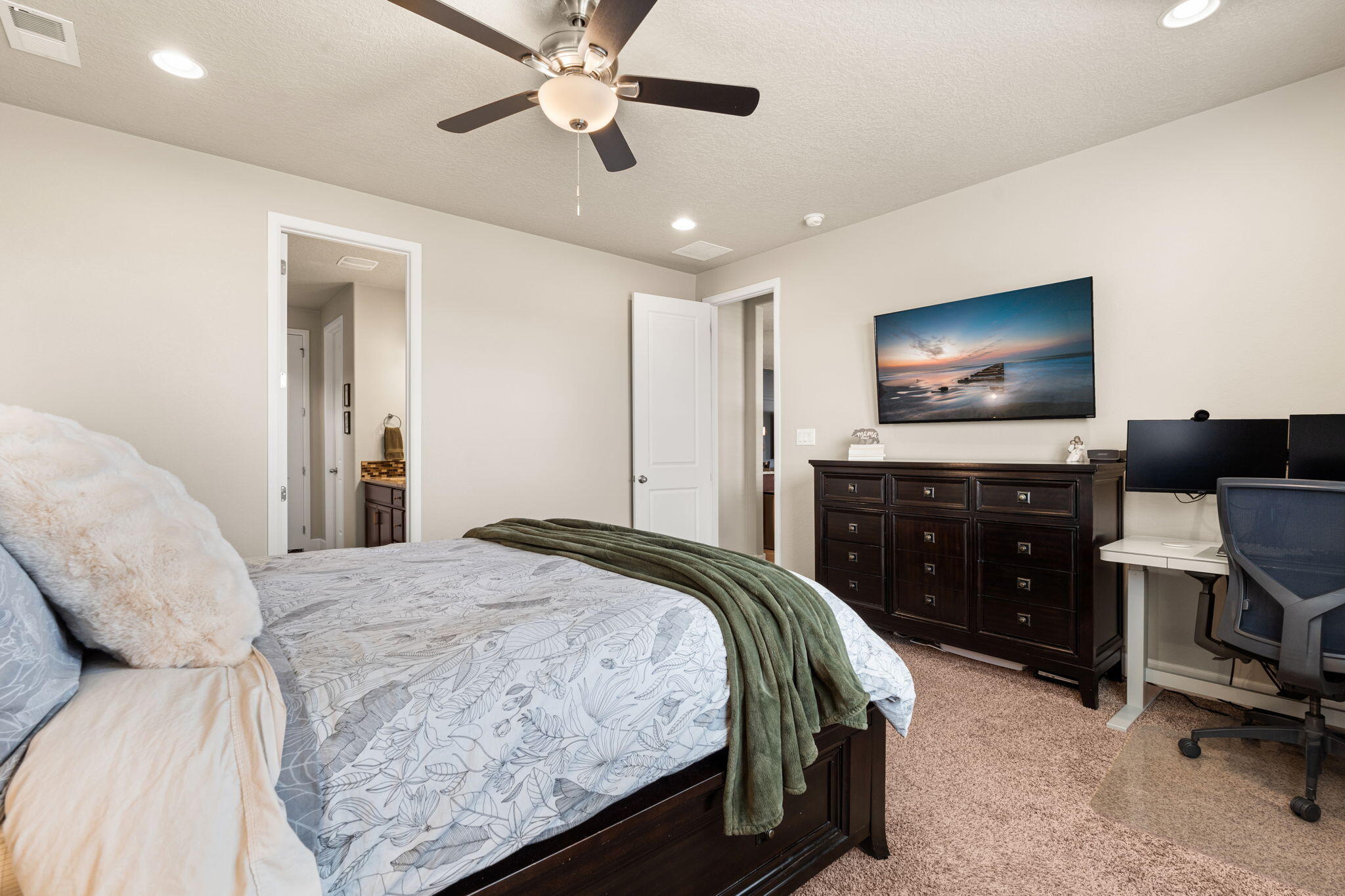 6216 REDROOT Street NW