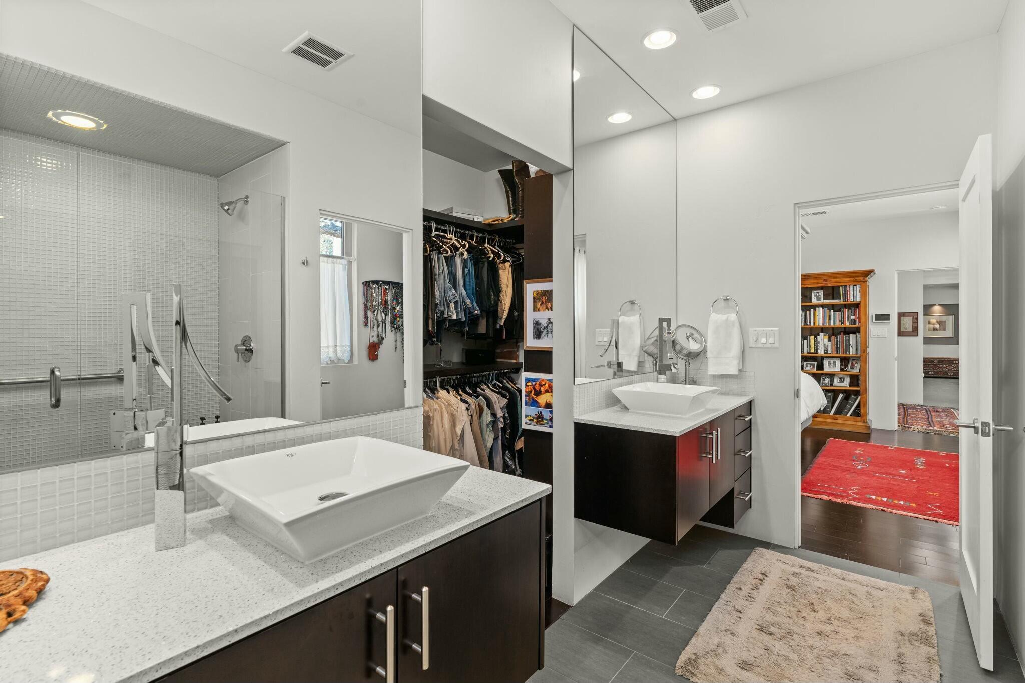 704 LAGUNA Boulevard SW