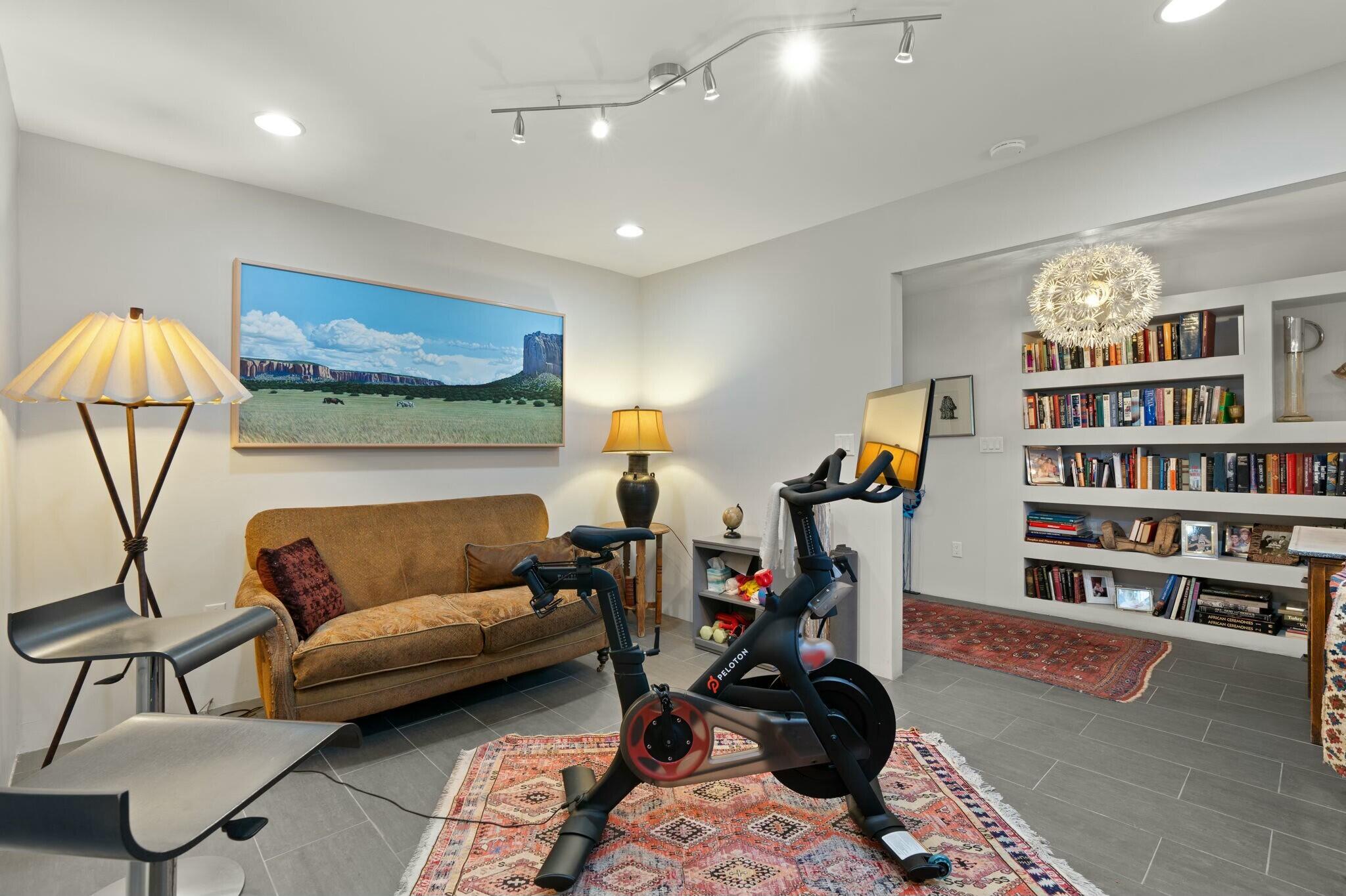 704 LAGUNA Boulevard SW