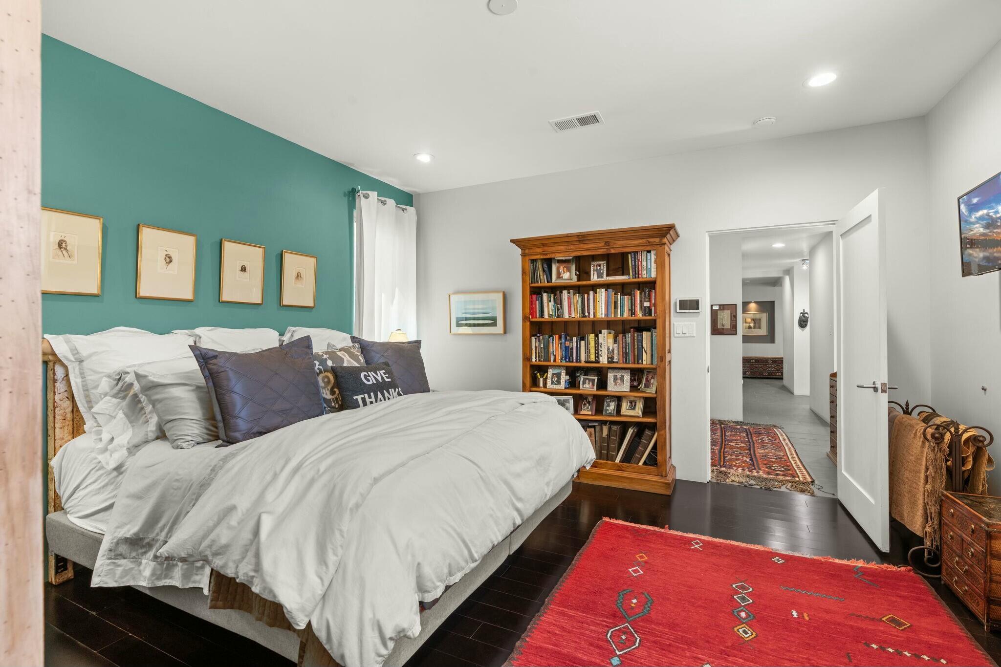 704 LAGUNA Boulevard SW