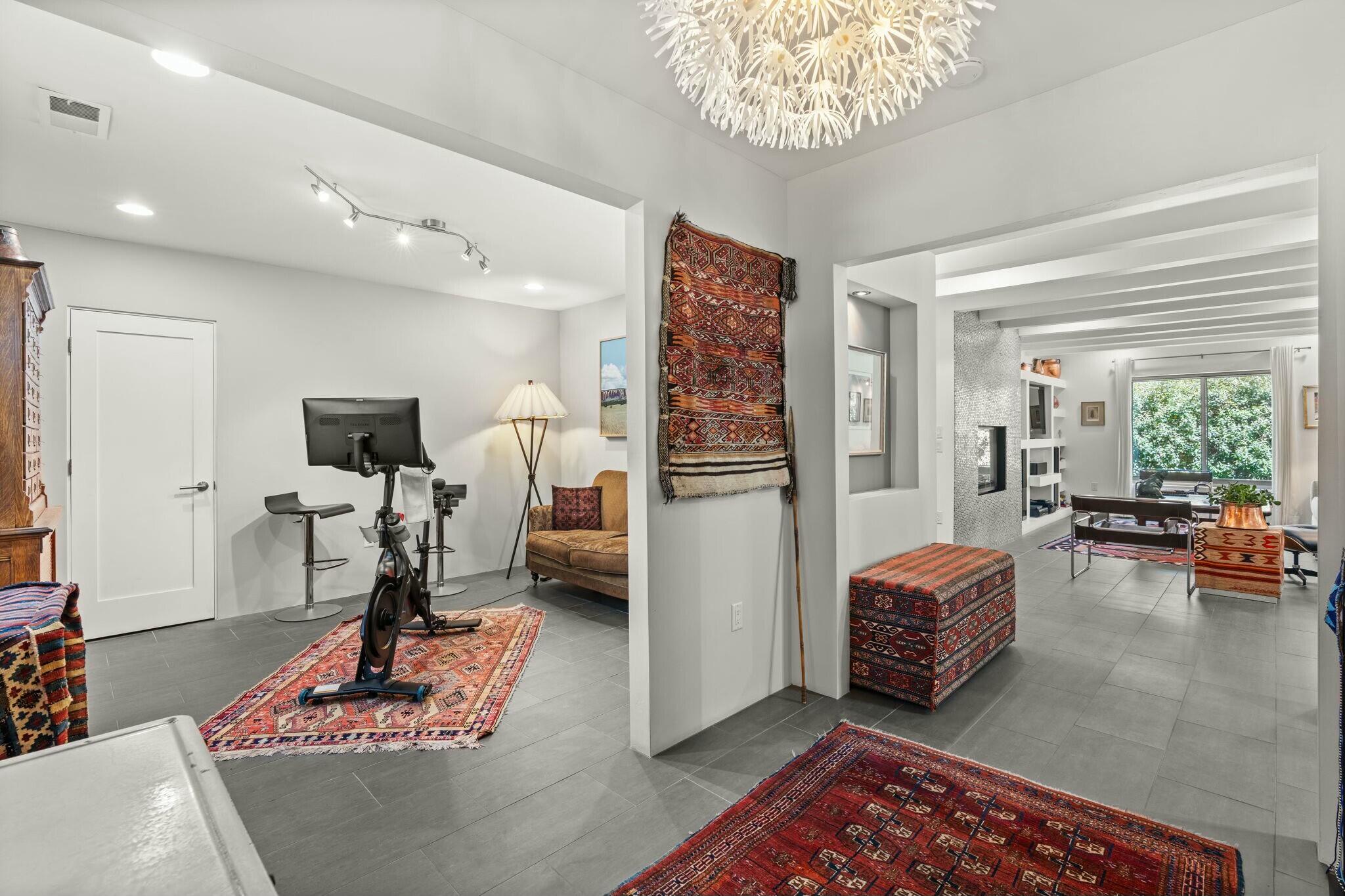 704 LAGUNA Boulevard SW