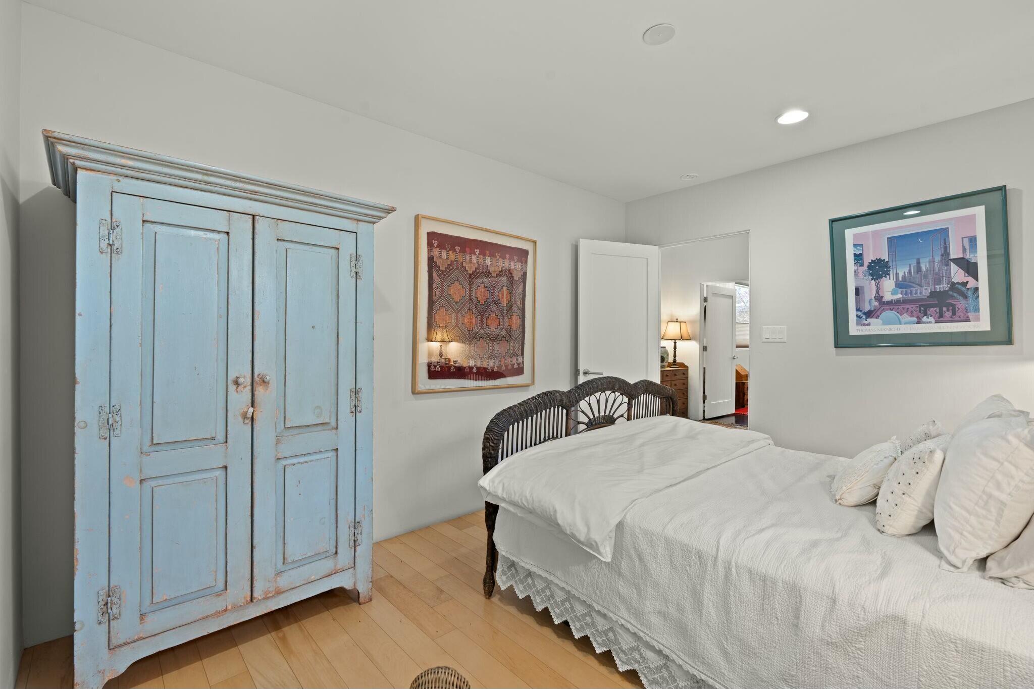 704 LAGUNA Boulevard SW