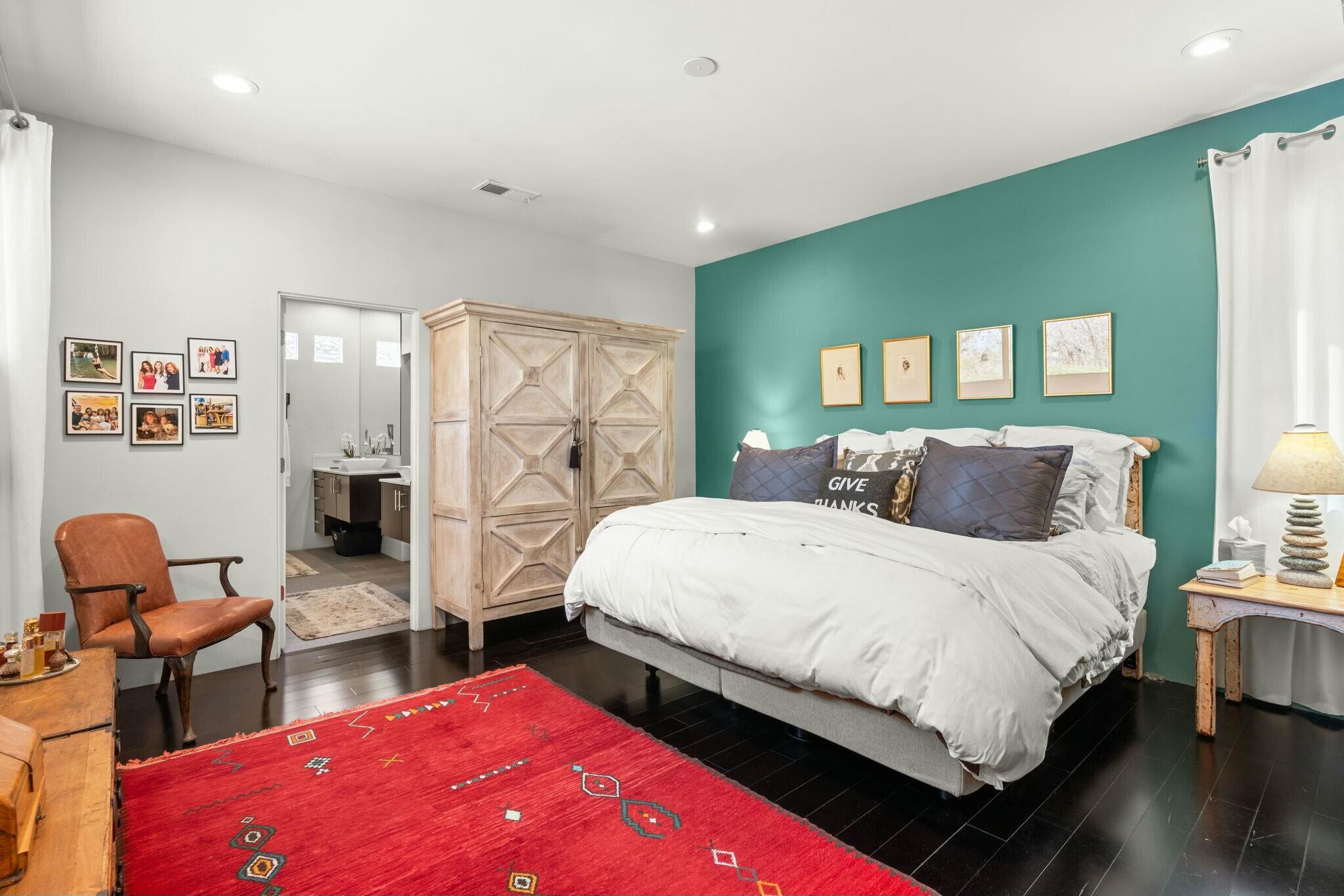 704 LAGUNA Boulevard SW