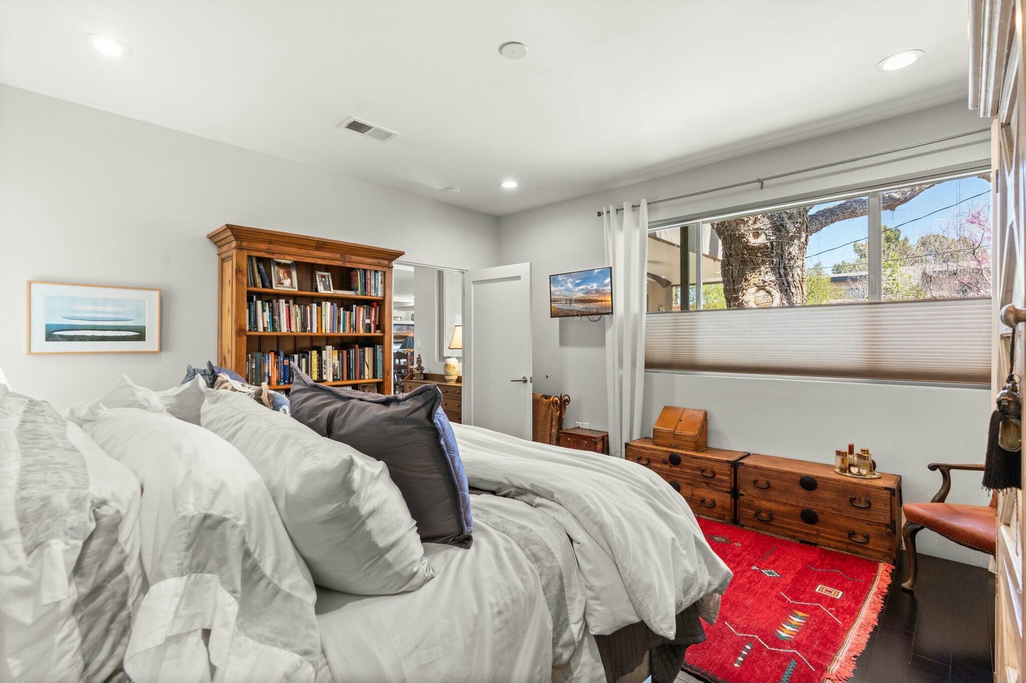 704 LAGUNA Boulevard SW