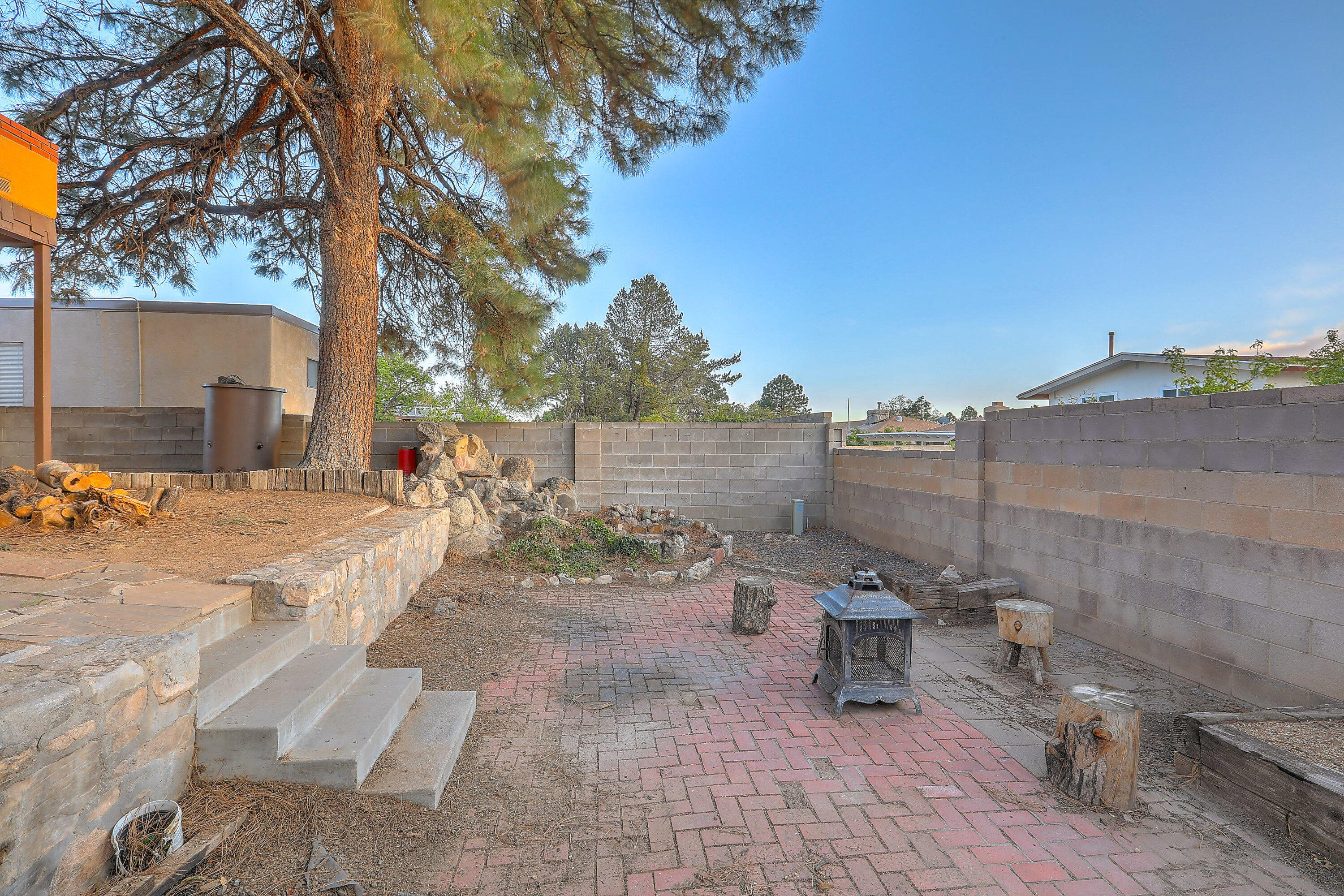 1613 EASTRIDGE Drive NE