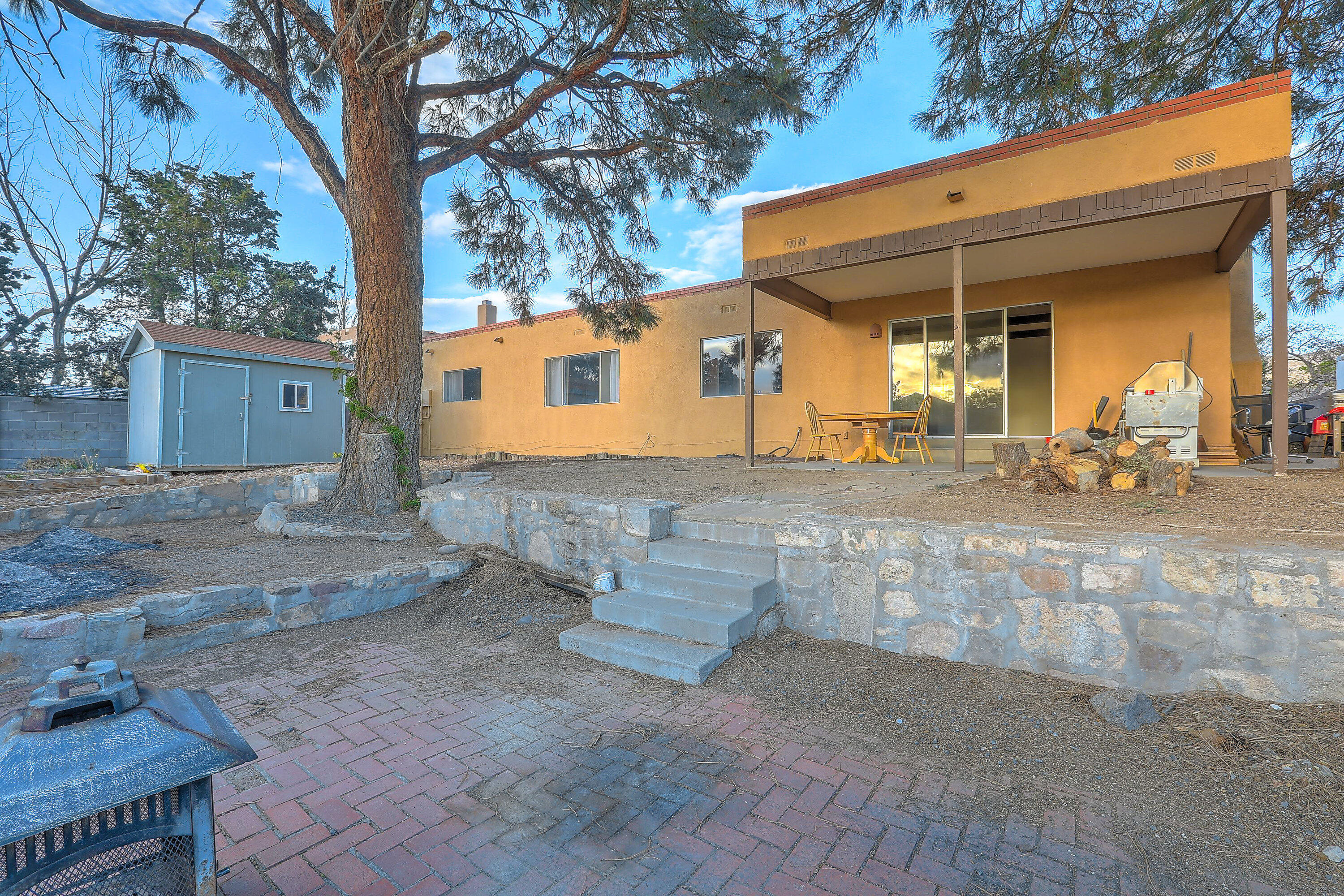 1613 EASTRIDGE Drive NE