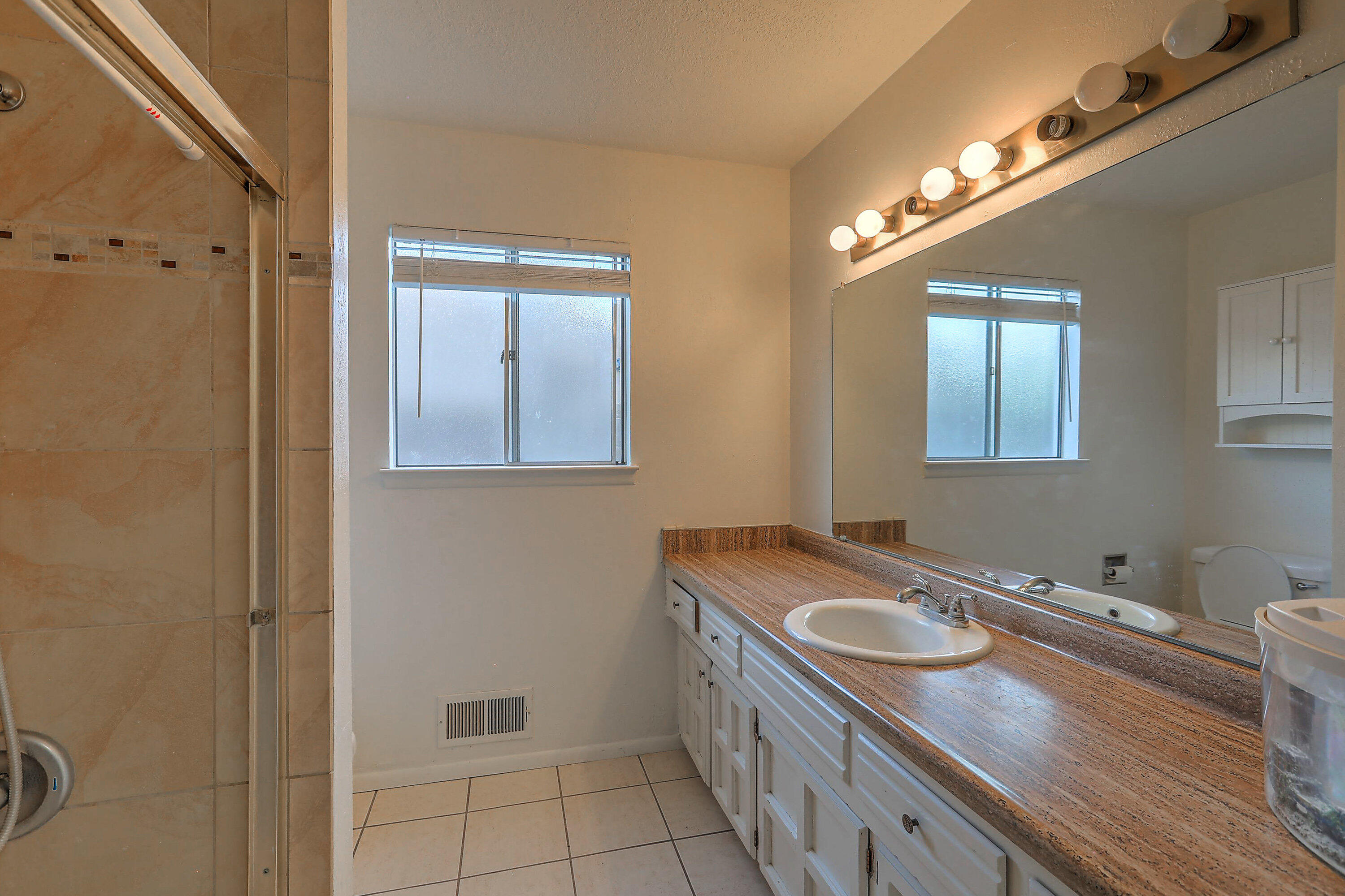 1613 EASTRIDGE Drive NE