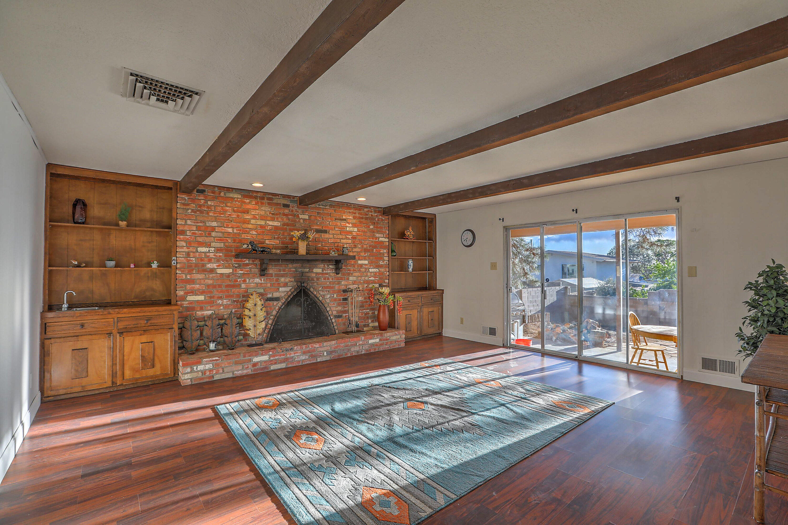 1613 EASTRIDGE Drive NE