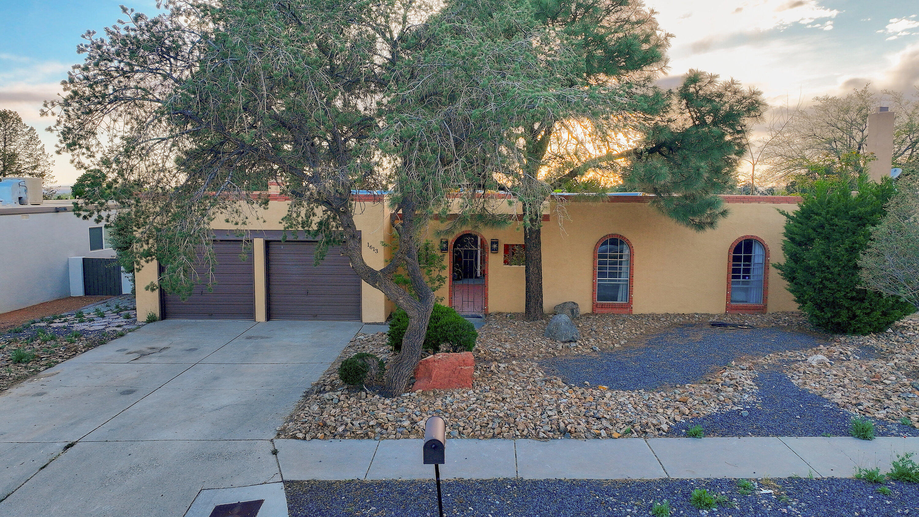 1613 EASTRIDGE Drive NE