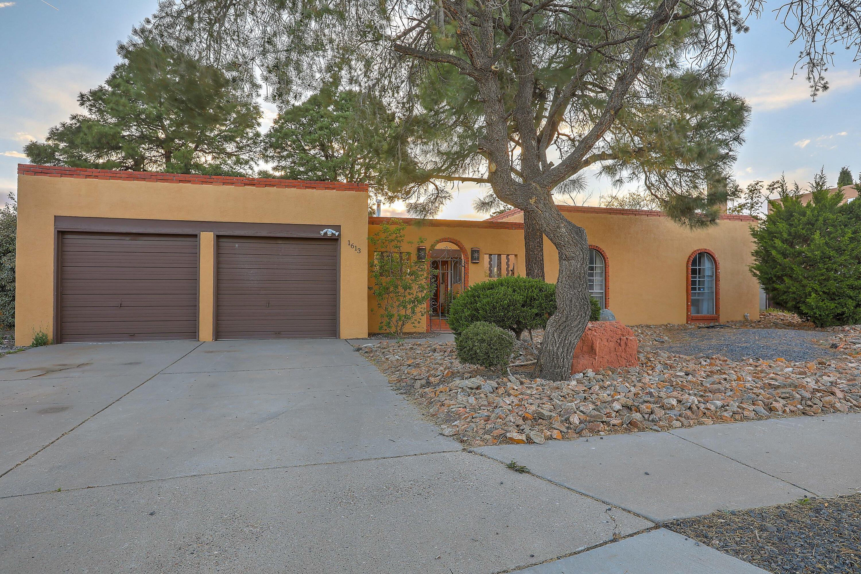 1613 EASTRIDGE Drive NE