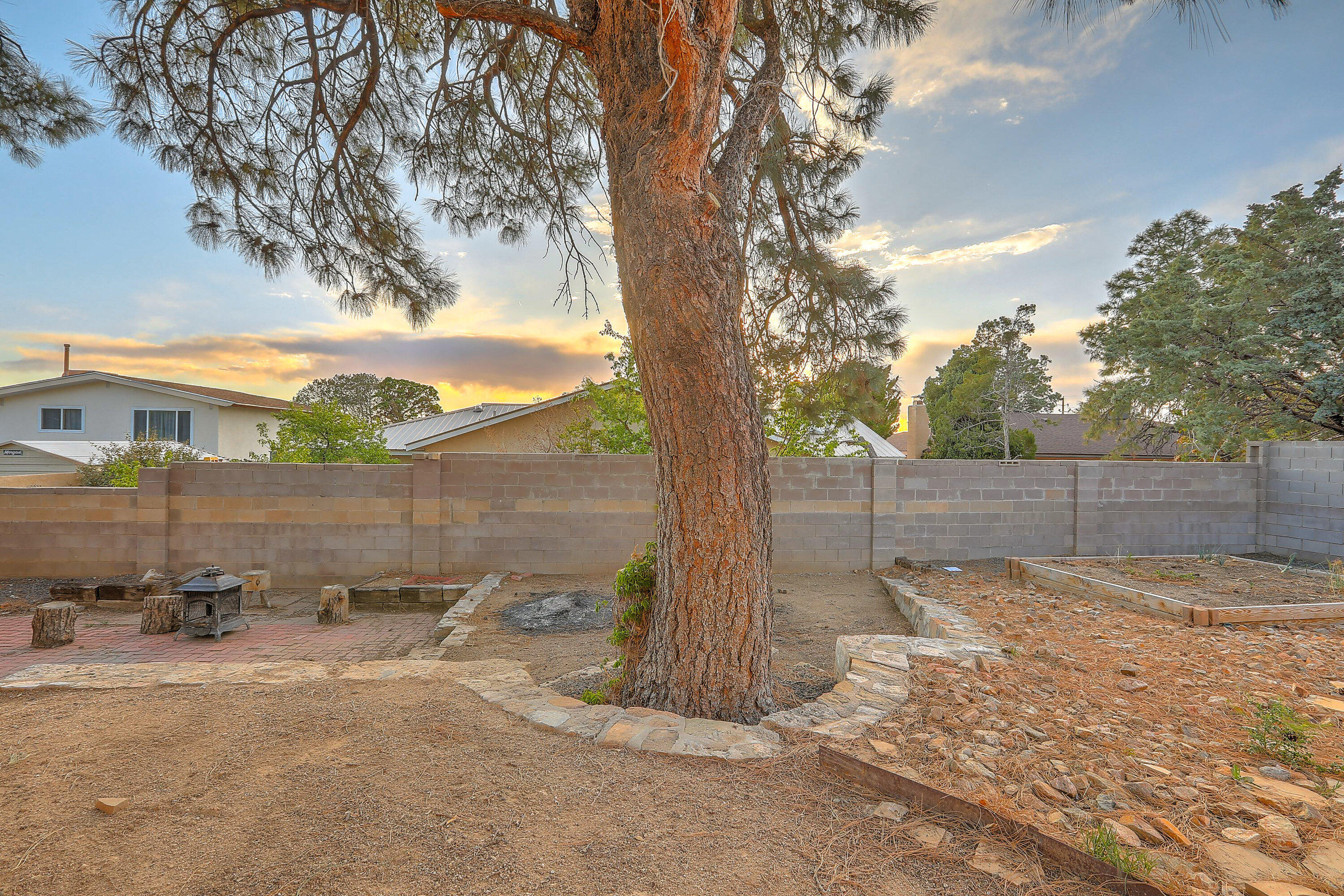 1613 EASTRIDGE Drive NE