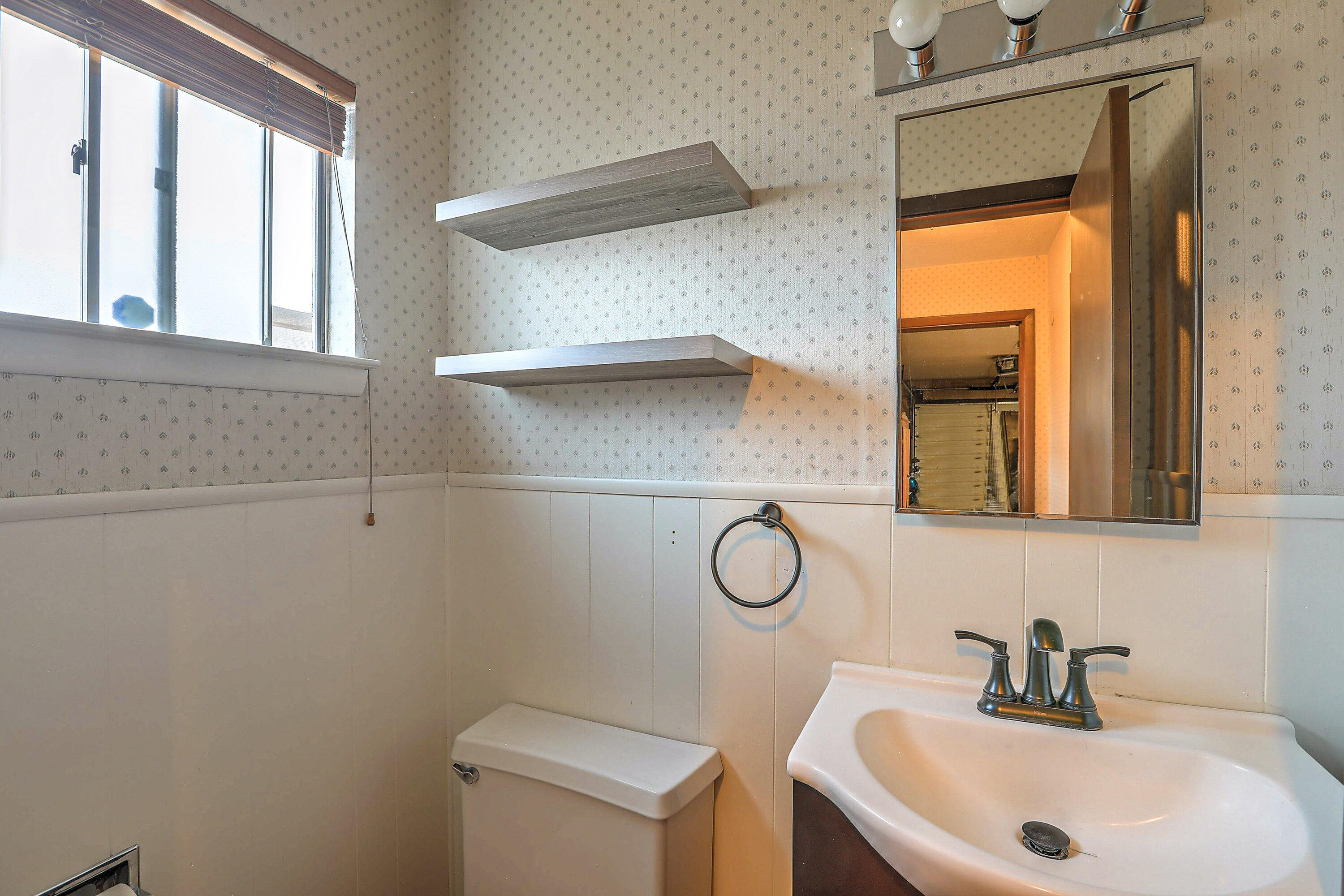 1613 EASTRIDGE Drive NE