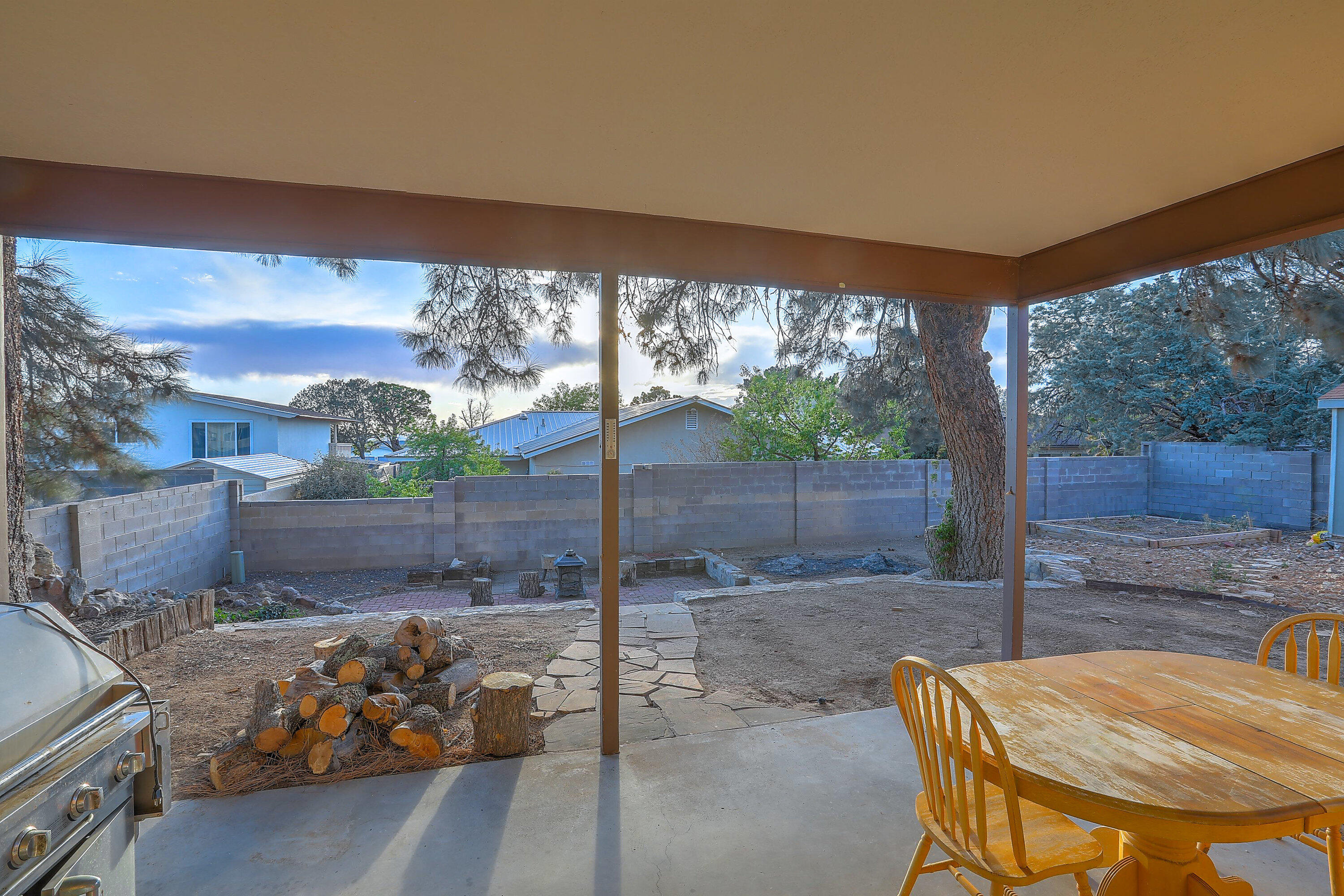 1613 EASTRIDGE Drive NE